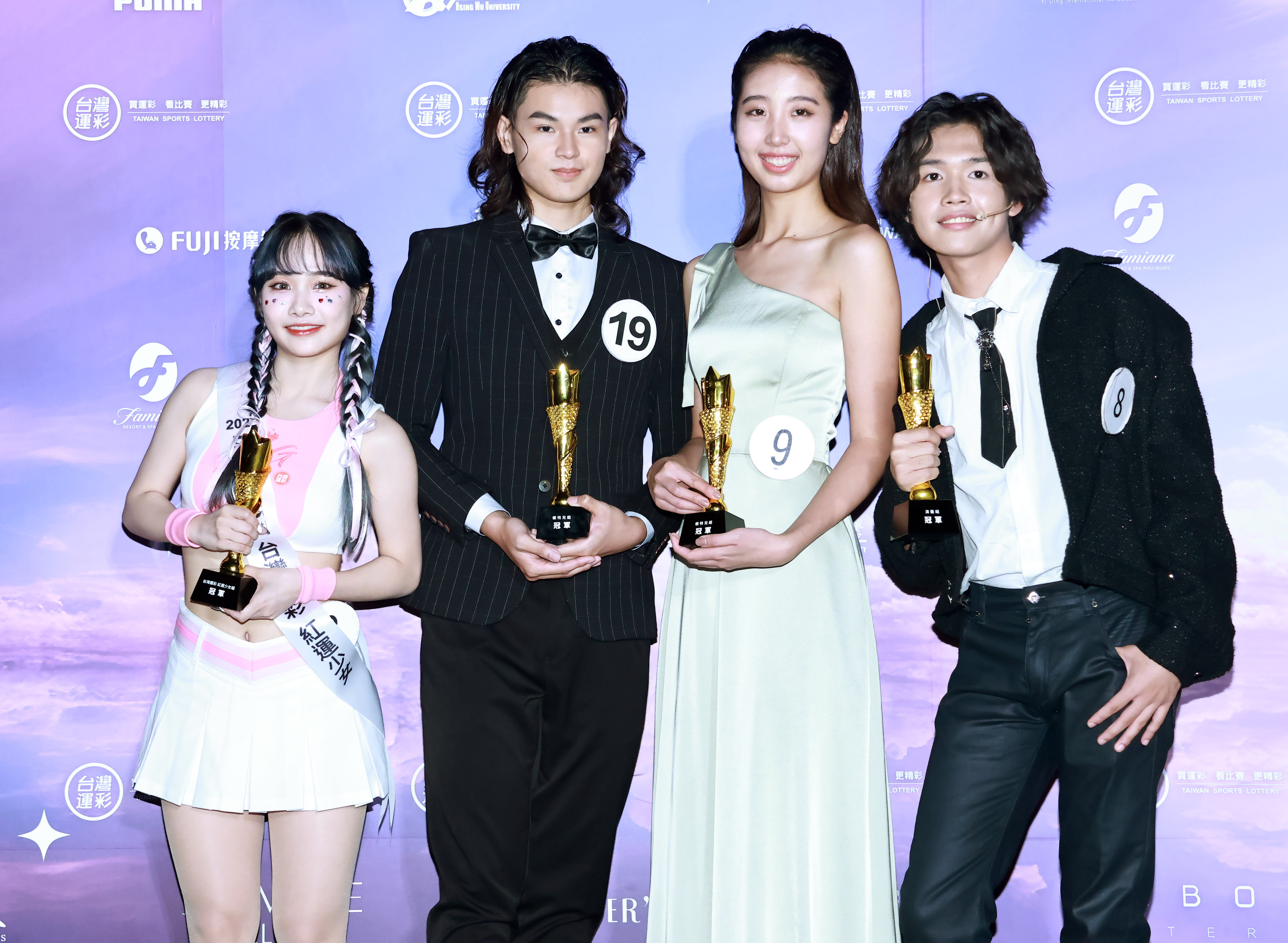 各組冠軍為男模黃楷竣、女模張齡之、演藝組的莊翔麒、台灣運彩紅運少女組24歲的李凌兒。（伊林娛樂提供）