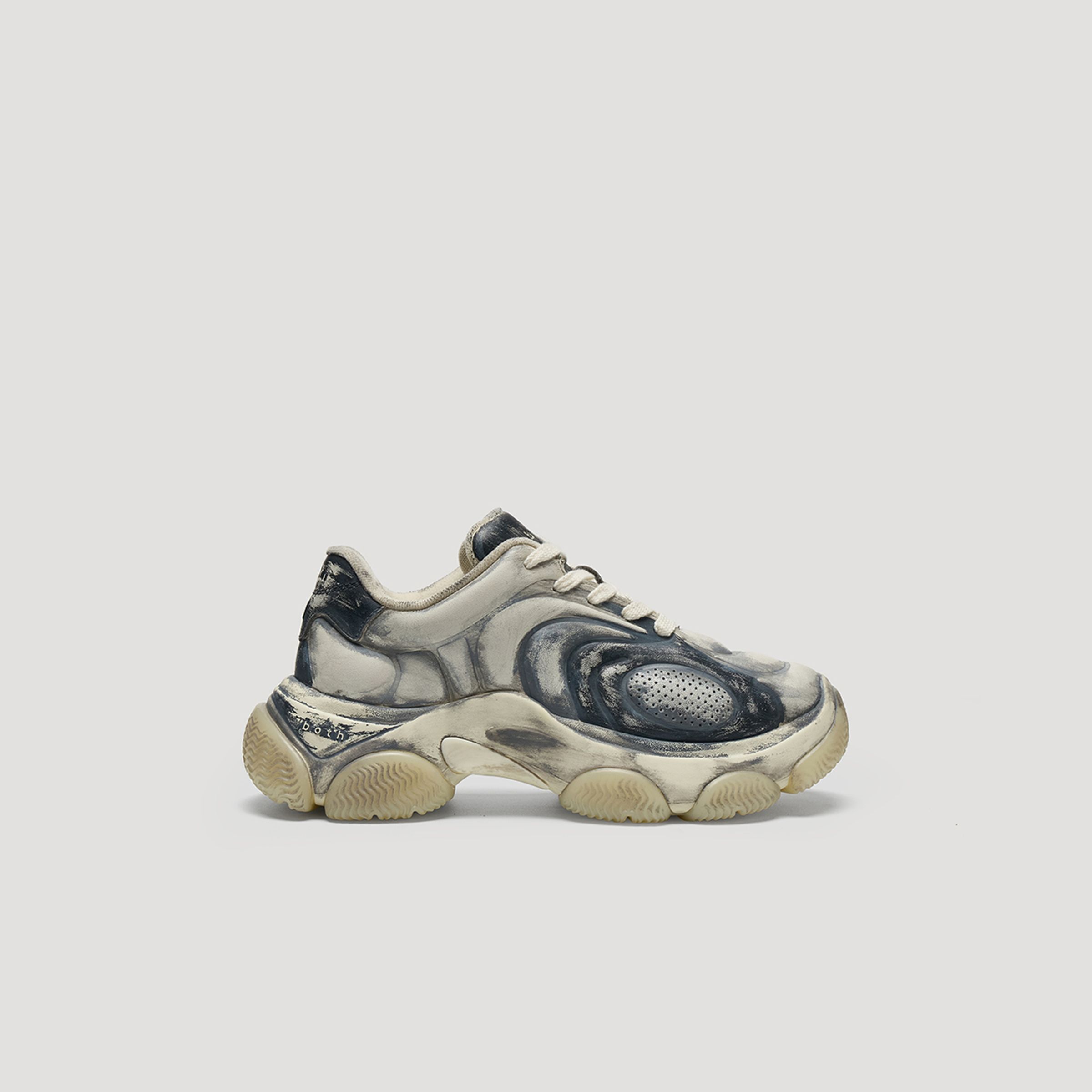 both GUM Ripple 黑白混色球鞋。NT$8,695（both Paris提供）