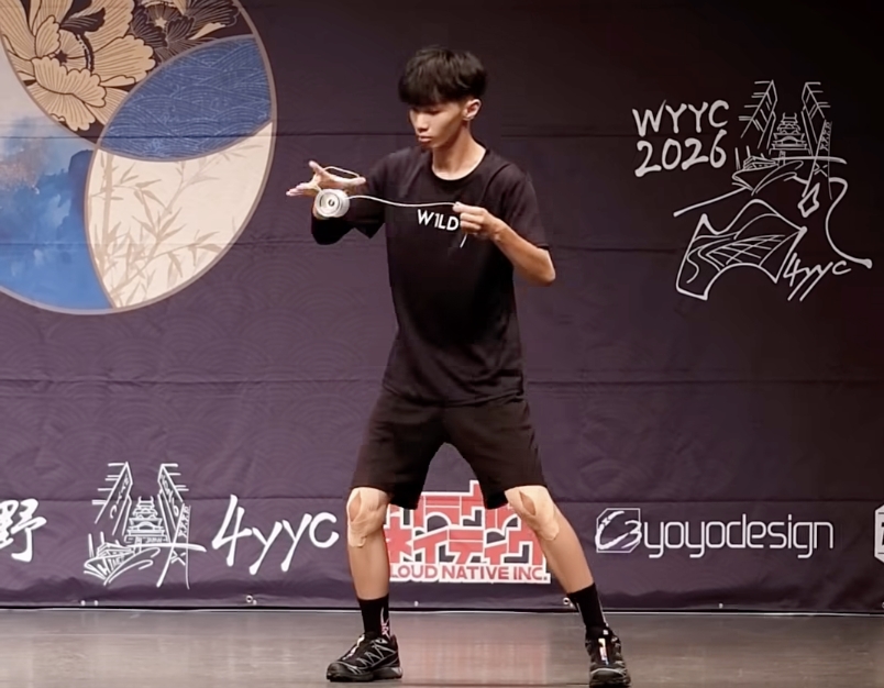 台灣好手張紘綸（前排右）今在日本姬路的世界溜溜球大賽勇奪亞軍。（翻攝自楊元慶臉書）