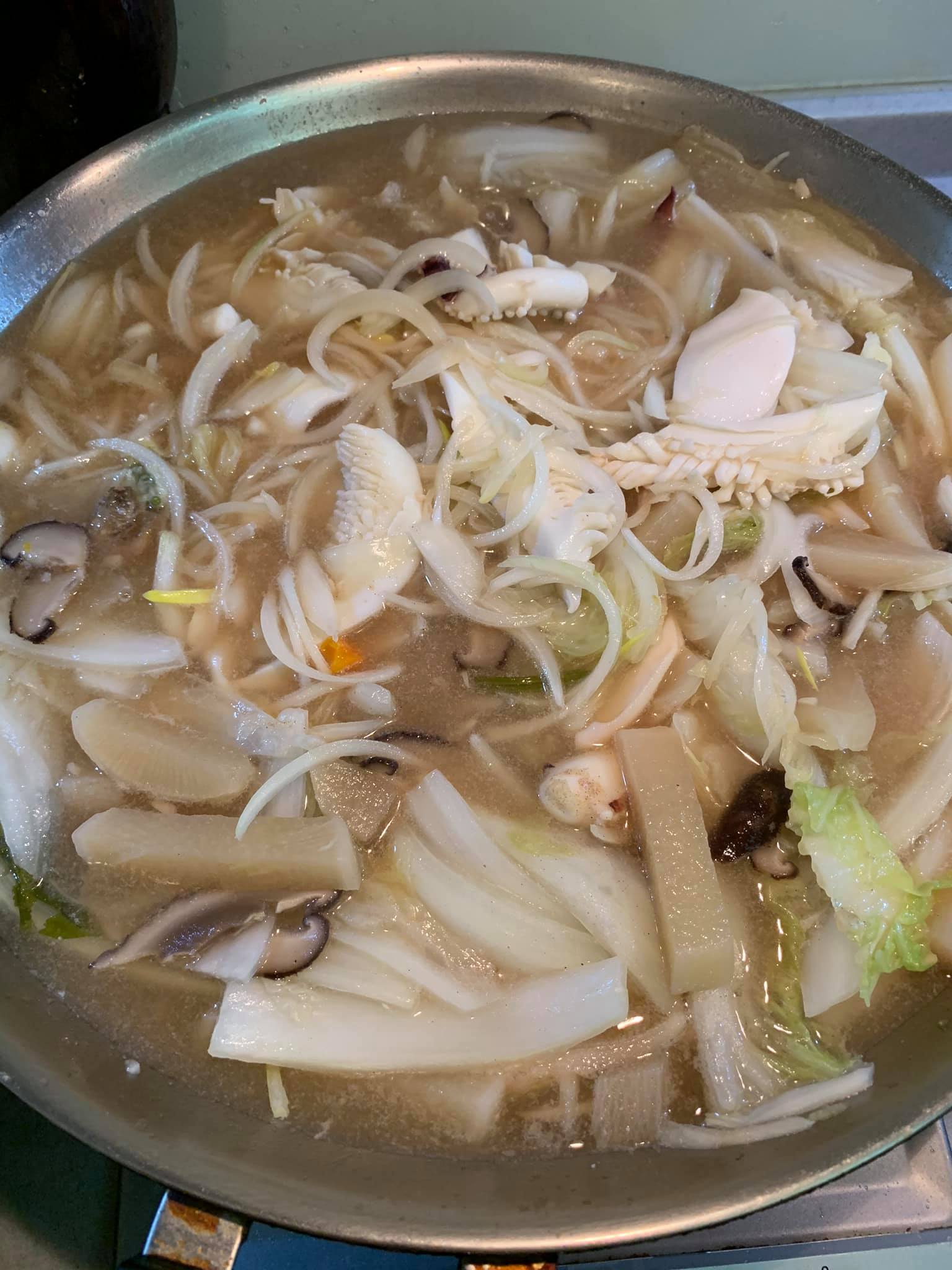 所有食材燴成一鍋。