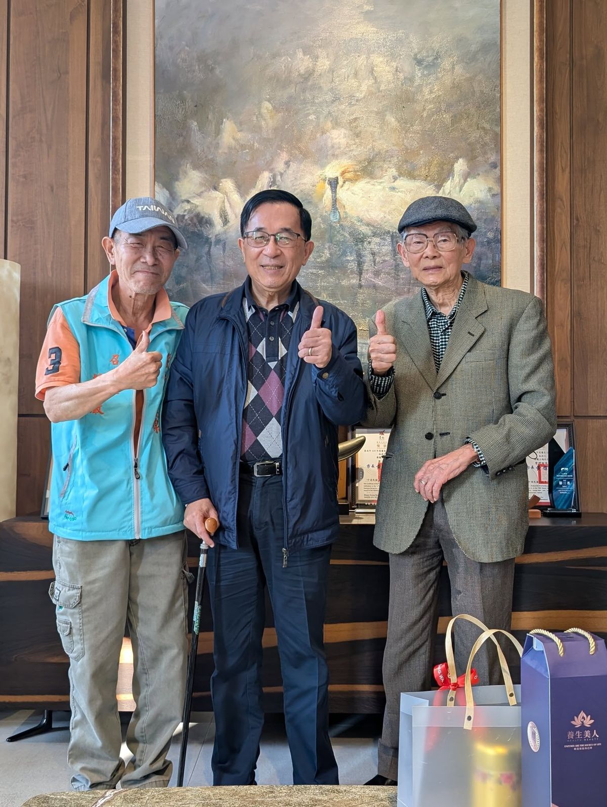 莊嚴(左一)受訪時認為「不排除陳幸妤從政救父的可能」,引發前總統陳水扁(中)不滿,公開痛斥:「閉嘴」,並要求公開道歉。(翻攝莊嚴臉書)