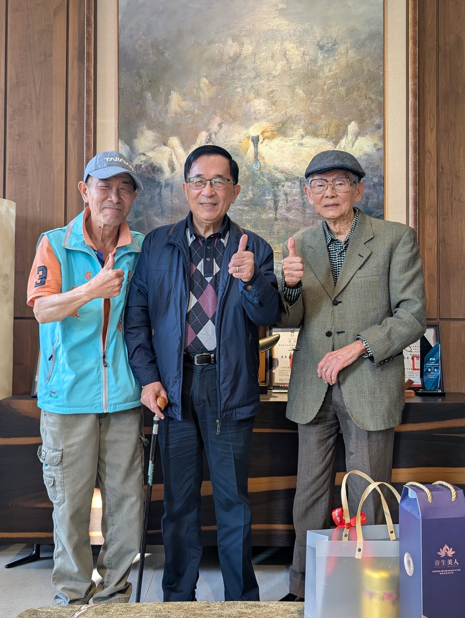 莊嚴(左一)受訪時認為「不排除陳幸妤從政救父的可能」,引發前總統陳水扁(中)不滿,公開痛斥:「閉嘴」,並要求公開道歉。(翻攝莊嚴臉書)