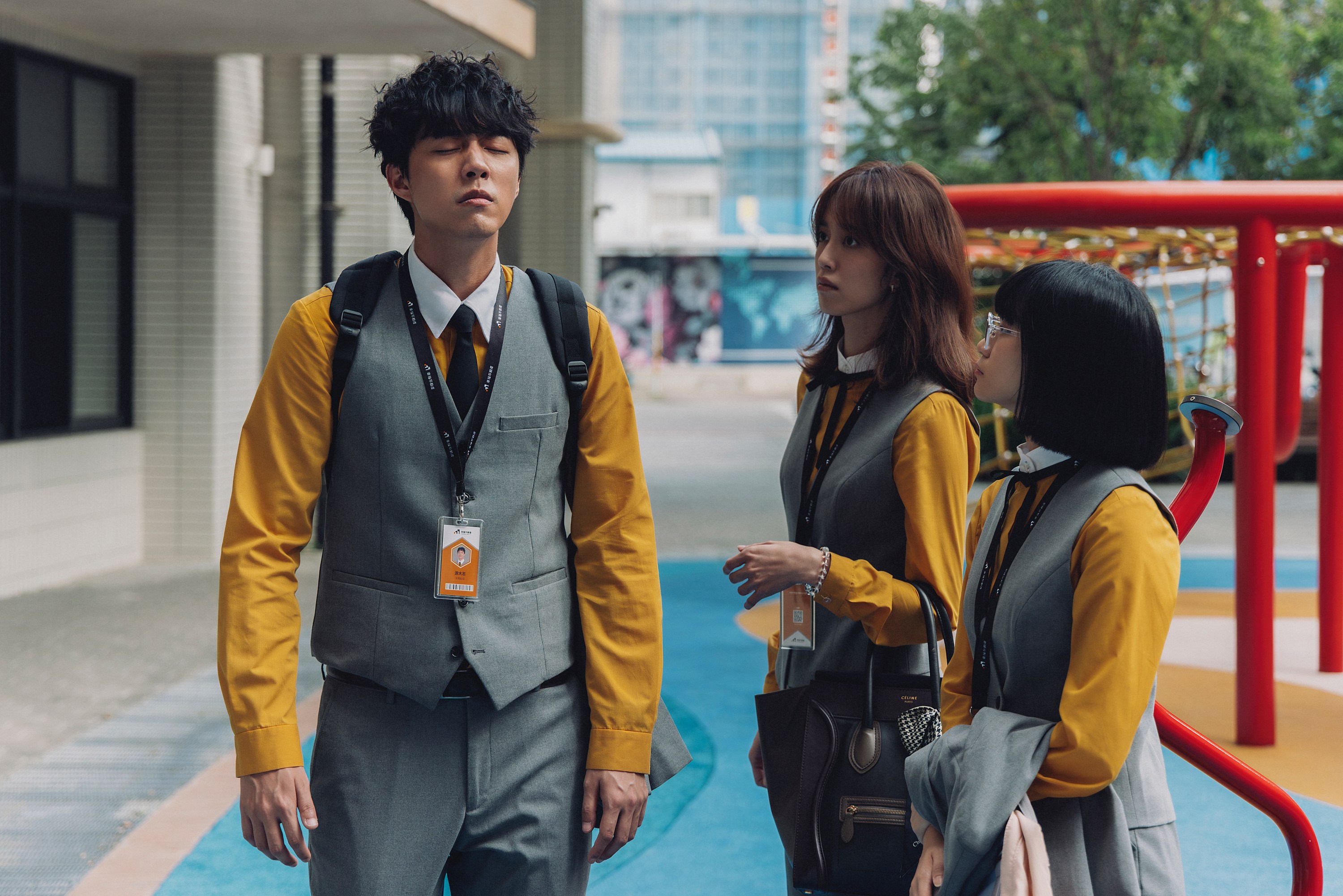 蔡凡熙（左）靈敏嗅覺讓阿飄無所遁形，成為陳庭妮（中）專屬「凶宅犬」聯手調查疑似鬧鬼的房產物件。（逆光電影提供）