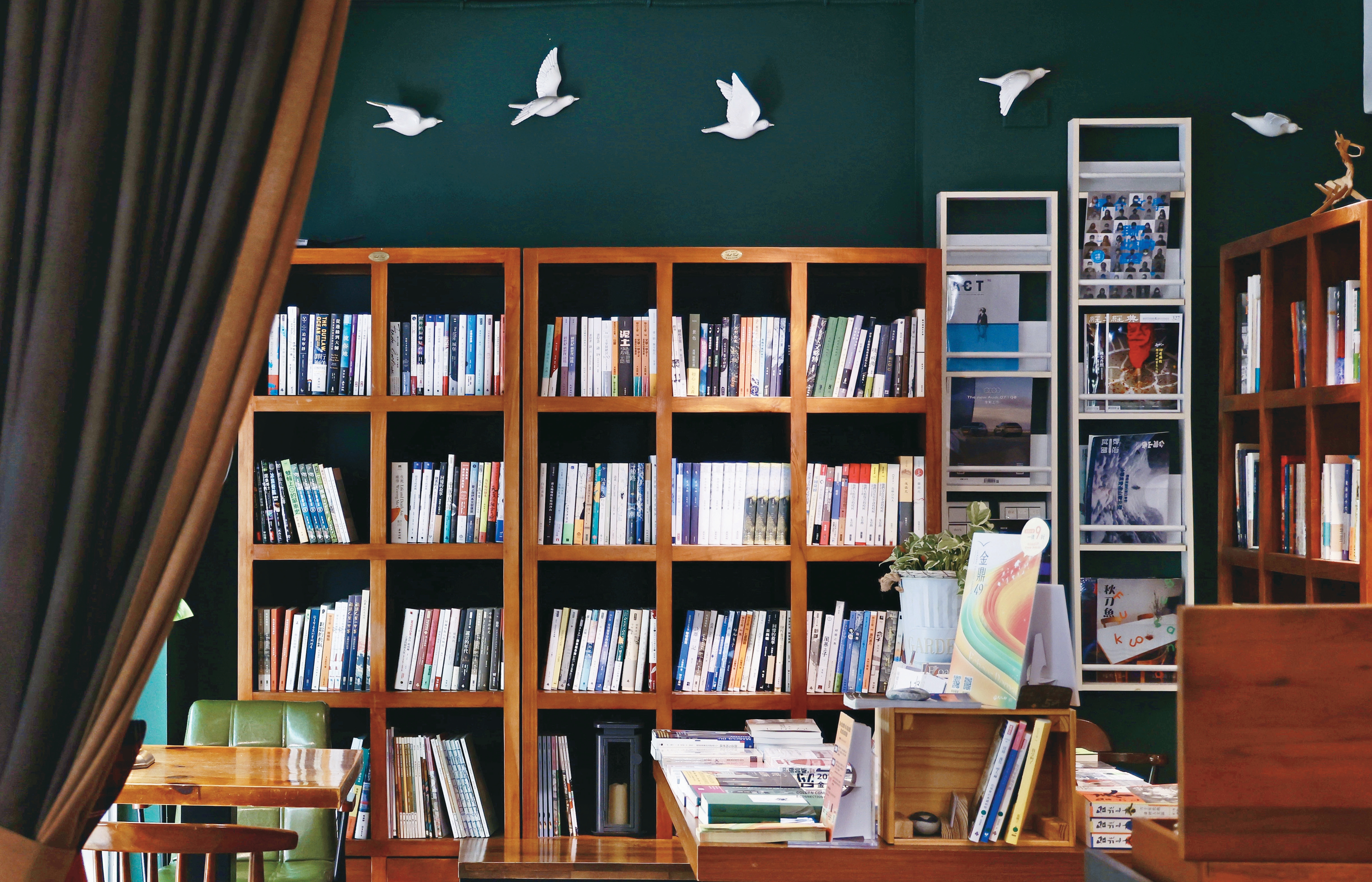 「欒樹下書房」展售人文書籍及刊物，回應溫羅汀街區的文化氣息。