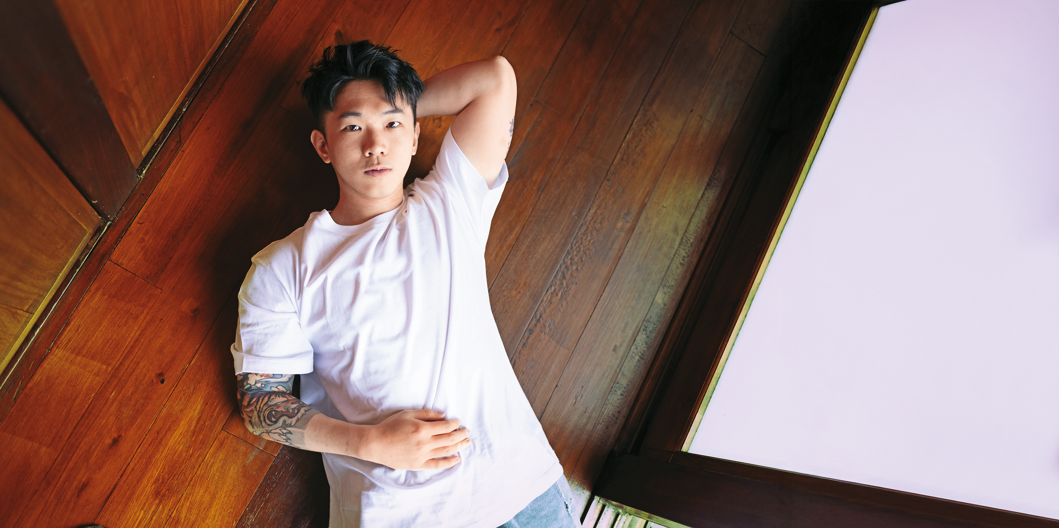 大學時念的是服裝設計， 曾在倫敦國際畢業生時裝週拿下首獎。 即使現在黃山料根本不花時間在衣著上， 但是，當他自己就是一個品牌， 轉換了媒材與形式， 他對細節仍有許多要求。