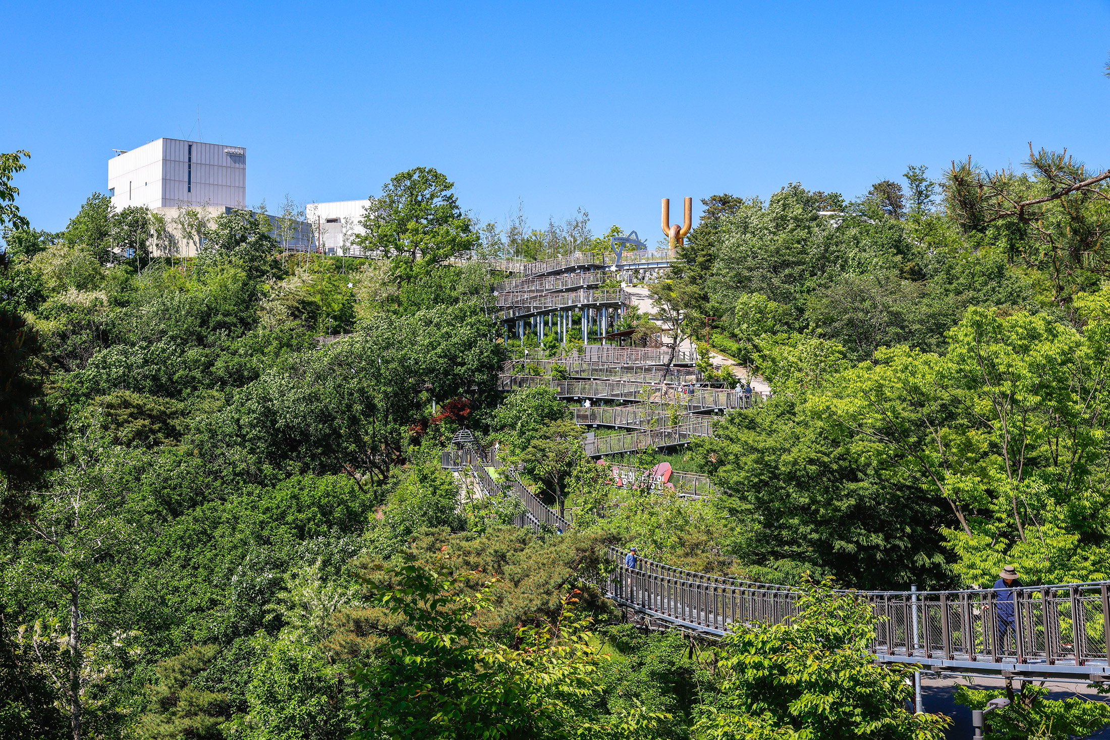 愛妓峰和平生態公園，現代感的建築設計與自然環境相融，講述著南北韓一江之隔的故事。（韓國觀光公社旅遊作家提供）