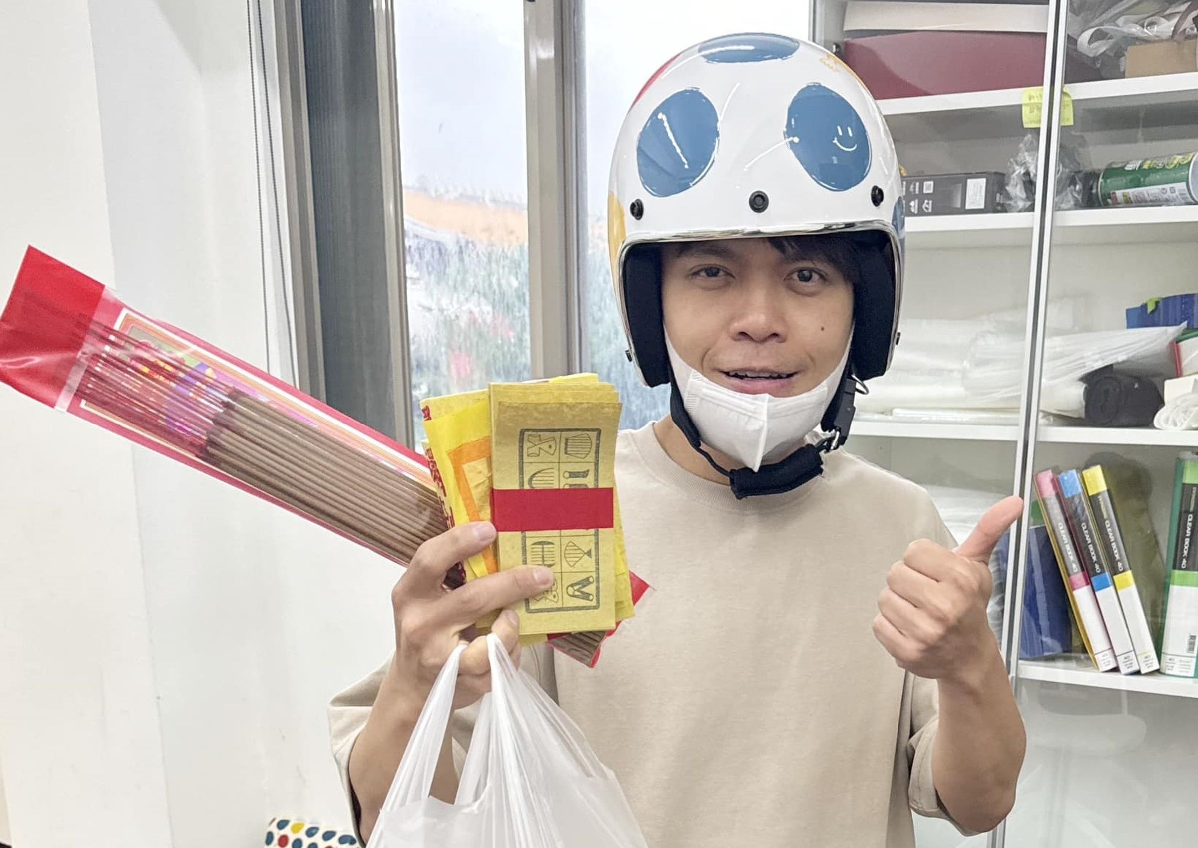 蔡阿嘎去買要拜拜用的金紙,結果被老闆誤認成20幾歲大學生。(翻攝自蔡阿嘎臉書)