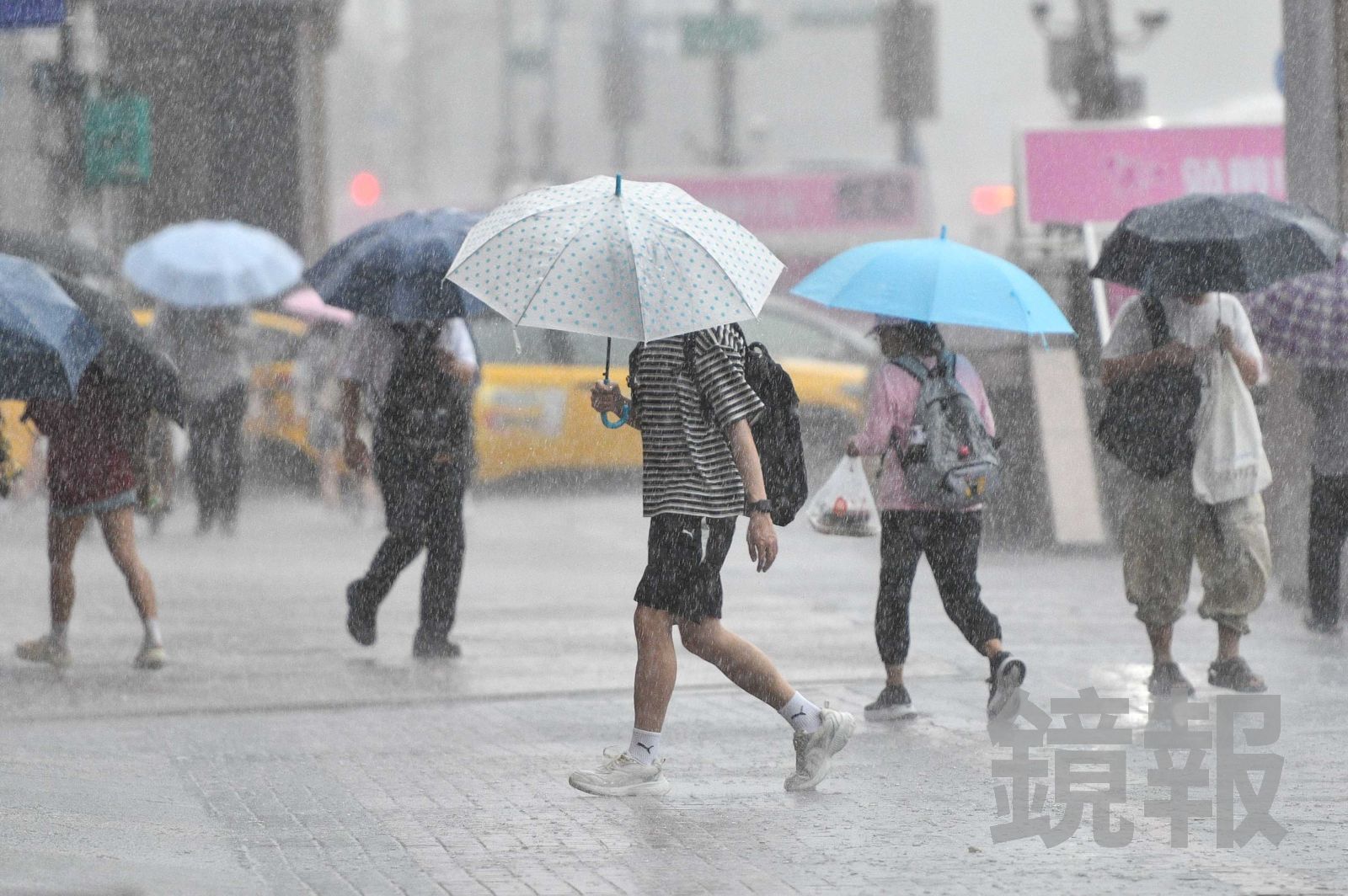 有網友在Threads上發問，為什麼許多台北人下大雨也不穿拖鞋？（鏡報李智為攝）