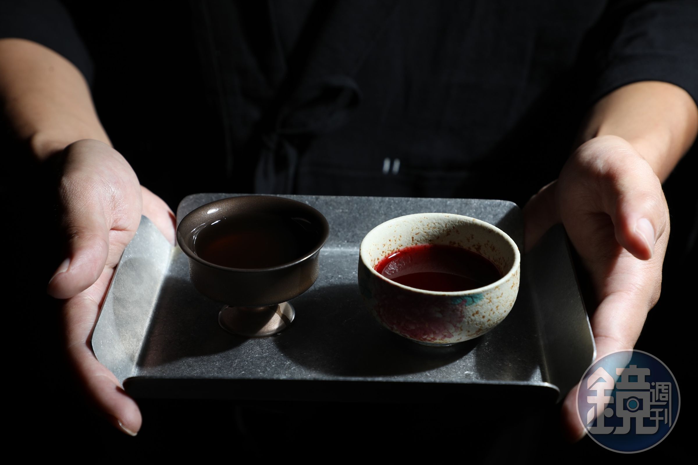迎賓酒「孟婆湯」,象徵洗去日常的負擔,正式進入微醺的世界。