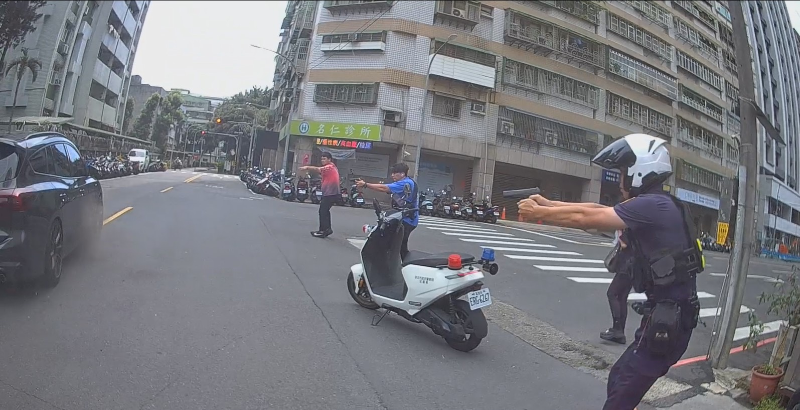 員警開槍制止吳男逃竄,共計開16槍。