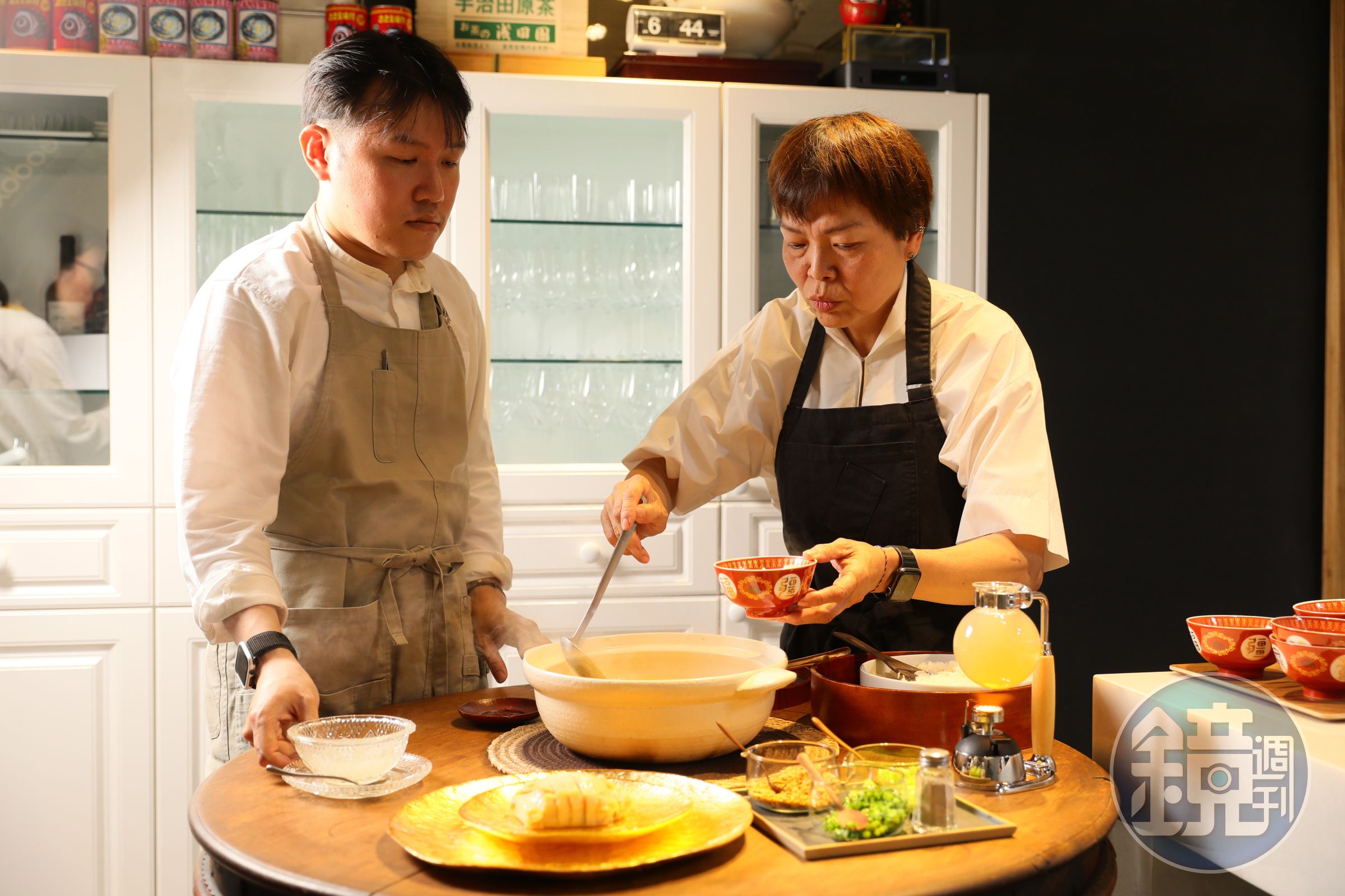 以桌邊服務方式上菜的「鮑魚、老母雞、燕窩、飯湯」,光是看組裝過程就很療癒。