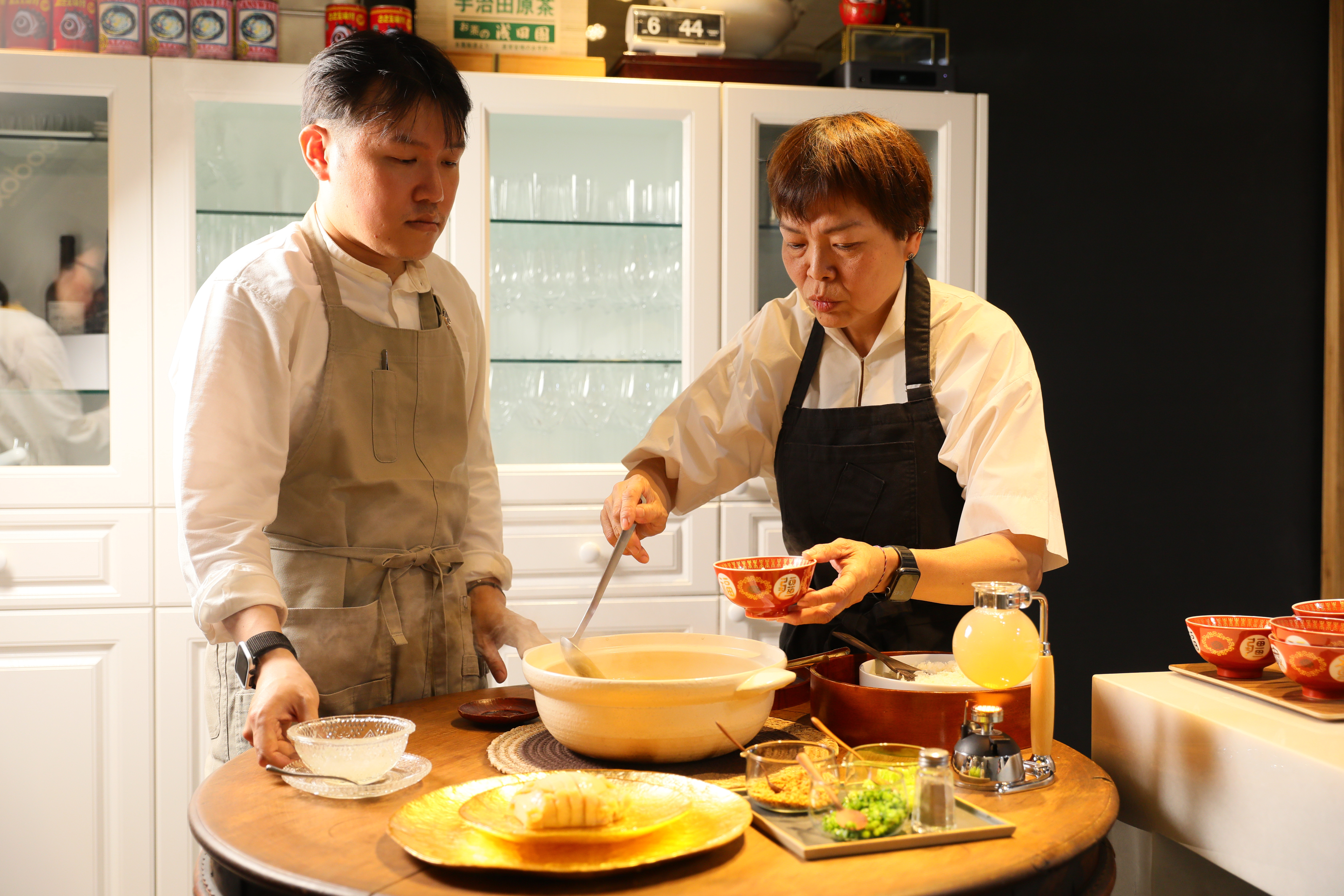 以桌邊服務方式上菜的「鮑魚、老母雞、燕窩、飯湯」，光是看組裝過程就很療癒。