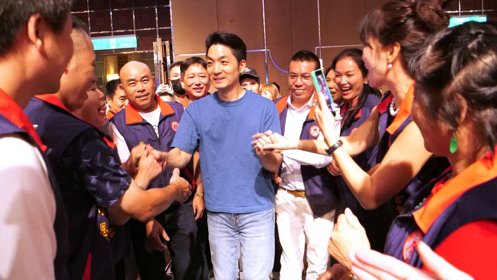 台北市長蔣萬安到場力挺,向與會會員致意。