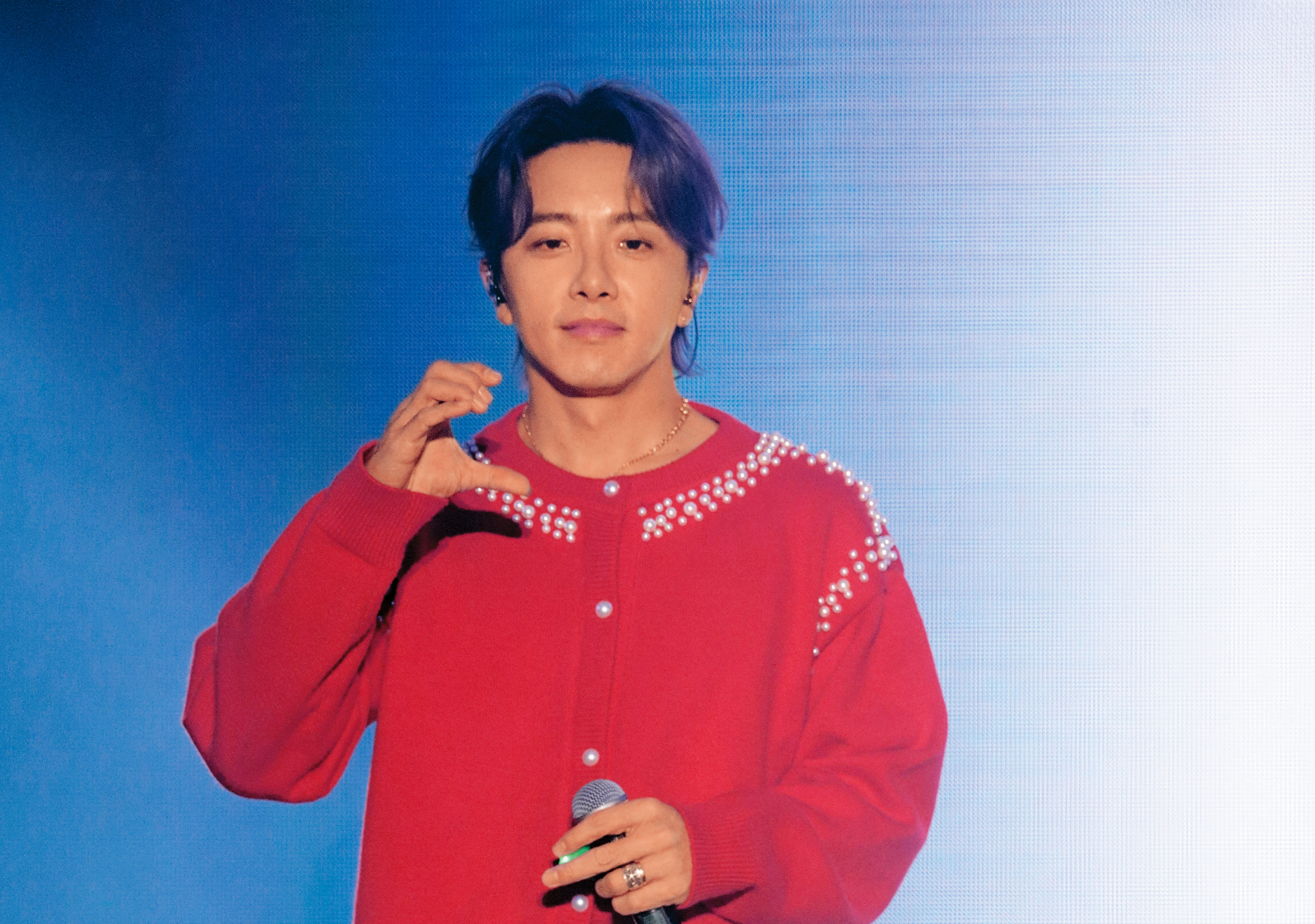 坤達這下不嘻嘻了，連比愛心都厭世感滿滿。