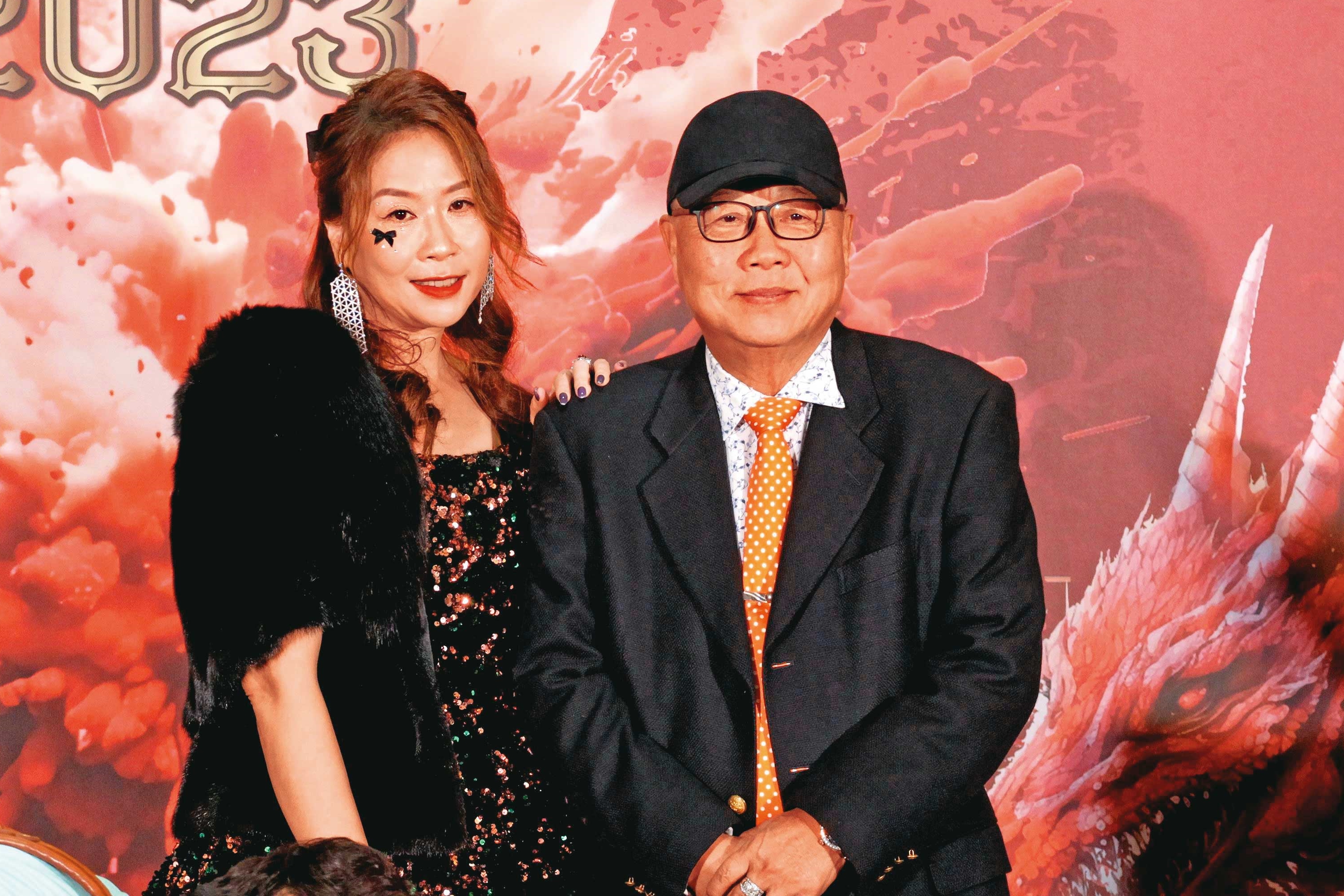 金錢豹創辦人袁昶平（右）與旗下教育體系的美女董事吳宛庭（左），約2個月前悄悄登記結婚，圖為2人年初一同出席集團尾牙的畫面。（讀者提供）