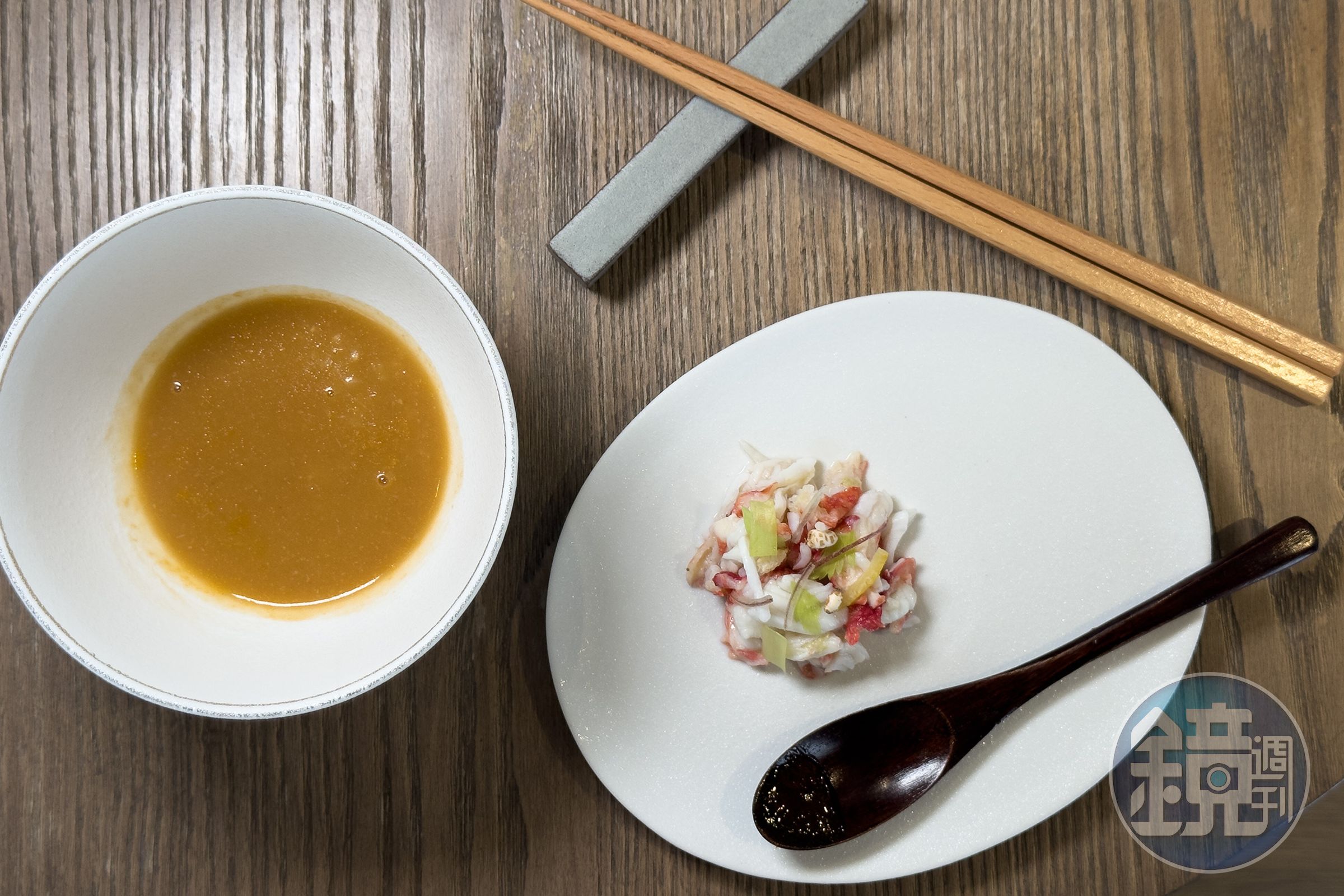 蟹粥以生滾方式烹煮,搭牛角蟹與鱈場蟹熬煮的高湯,風味醇厚;一旁的清蒸鱈場蟹肉鮮美彈牙。