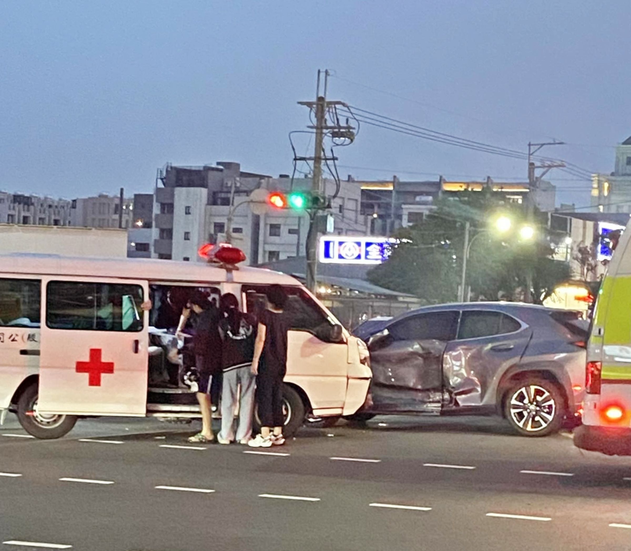 台中市日前發生一起救護車與轎車碰撞事故,正巧路過的2名弘光護理系女學生,第一時間挺身而出提供協助。(翻攝自弘光科技大學官網)