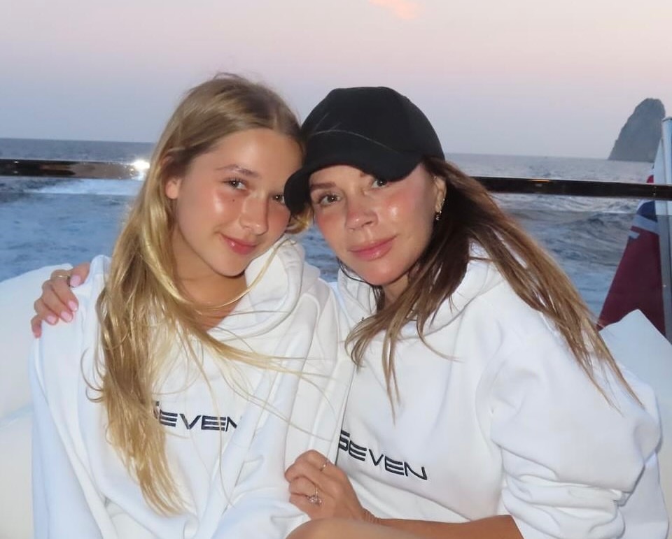 貝嫂分享與女兒哈珀的合照，網友們驚呼連連，大讚哈珀變好漂亮。（翻攝victoriabeckham IG）