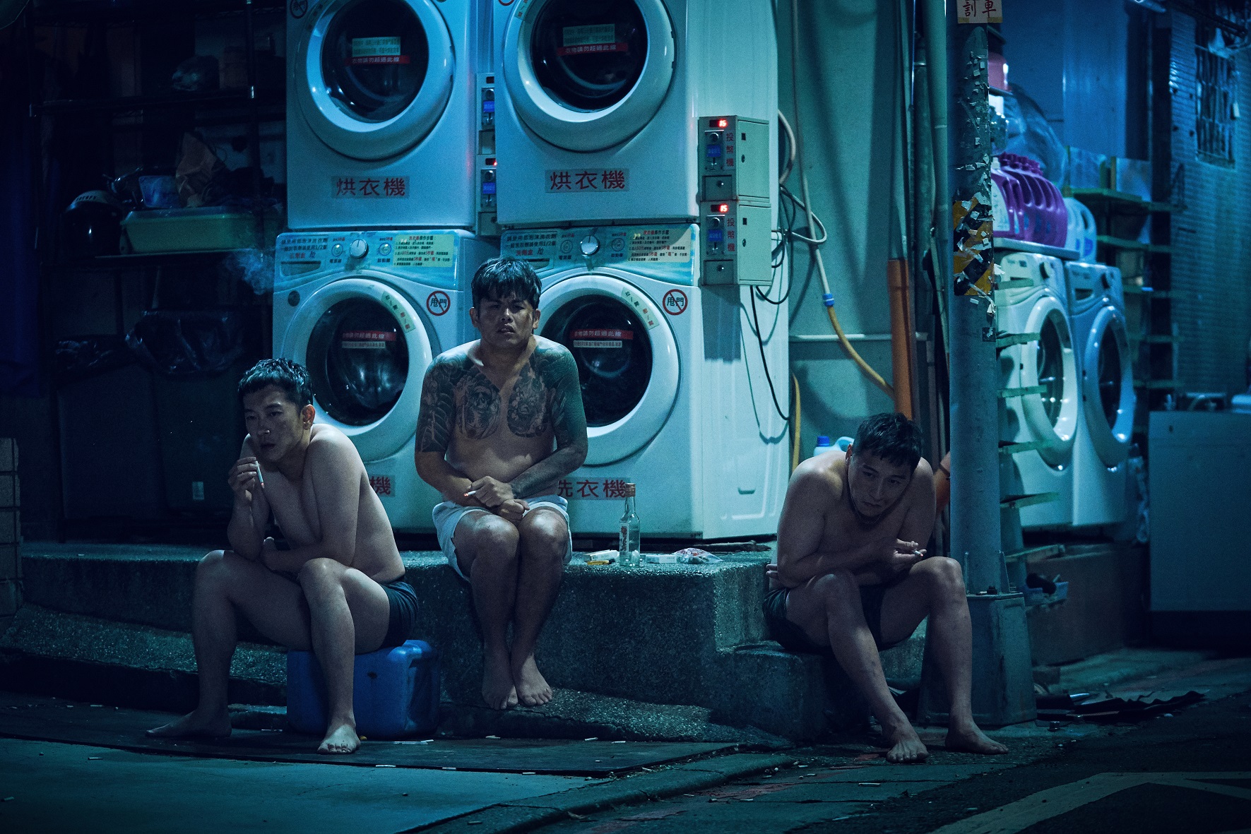 施名帥（左起）、張再興與鄭人碩飾演的「土狗幫」成員是一群難兄難弟。（曼尼娛樂提供）