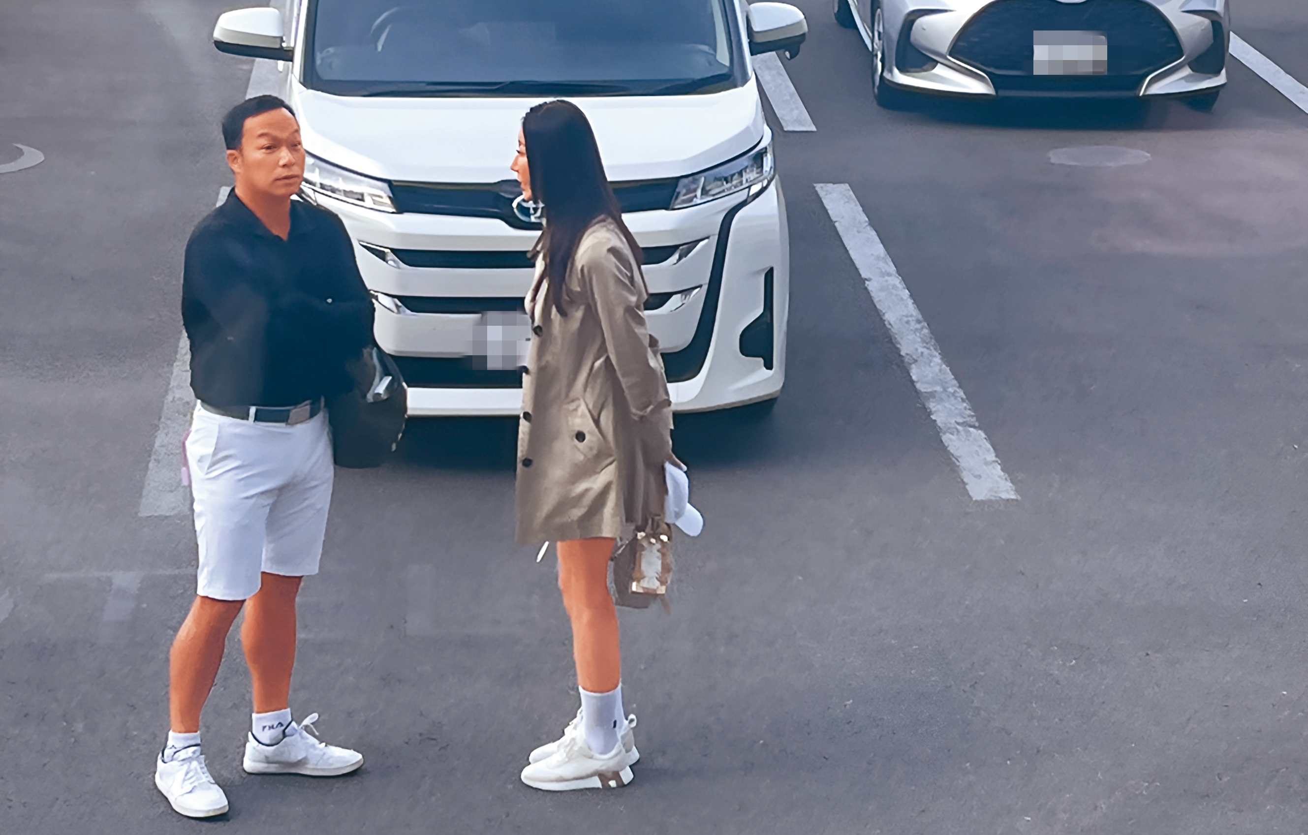 蔡政峯（左）和女友Yumi（右）在湖邊停車場緊張對峙，氣氛緊張。（讀者提供）