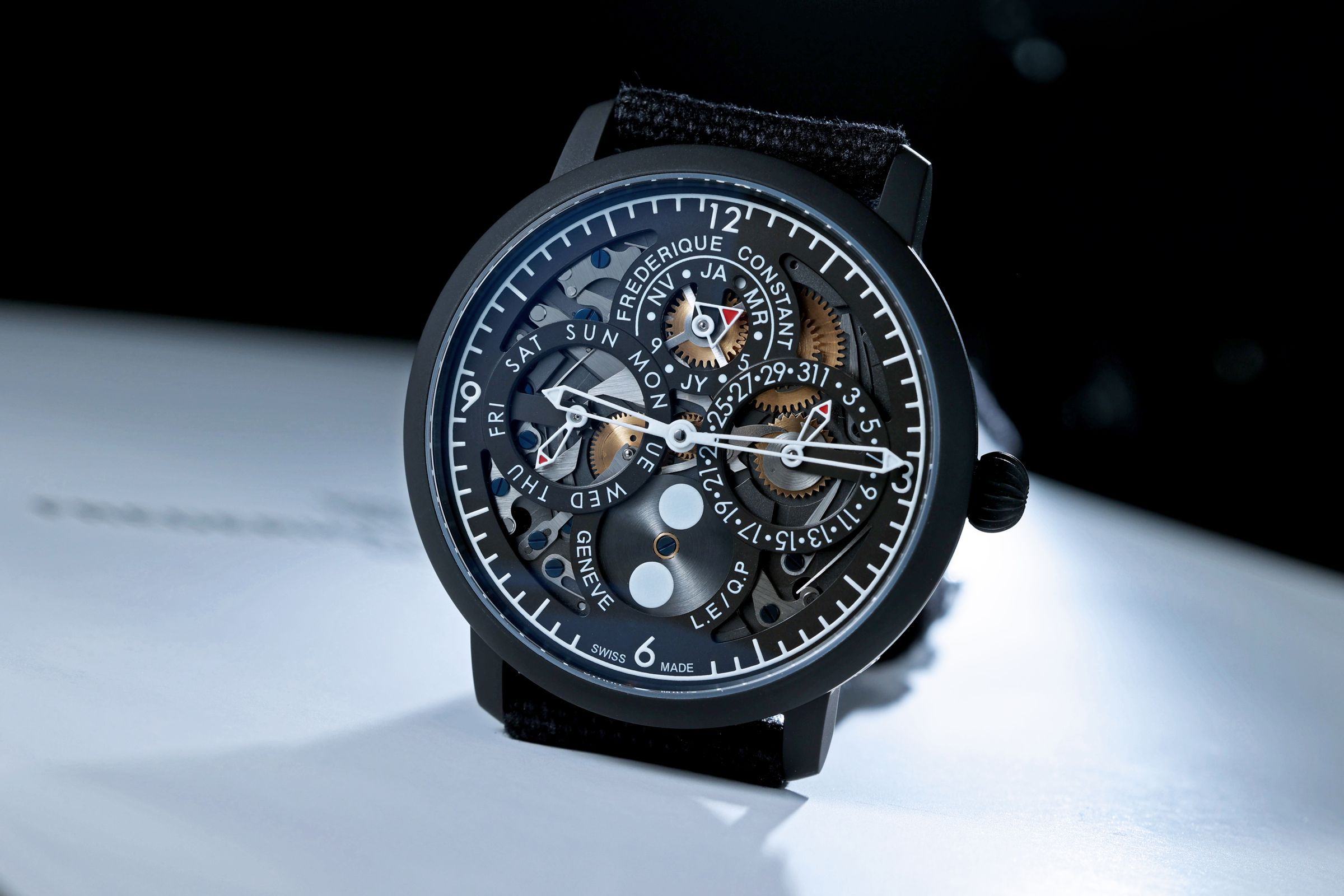 康斯登Slimline自製萬年曆腕錶Peter Speake設計聯名款,限量35只,定價NT$498,000。
