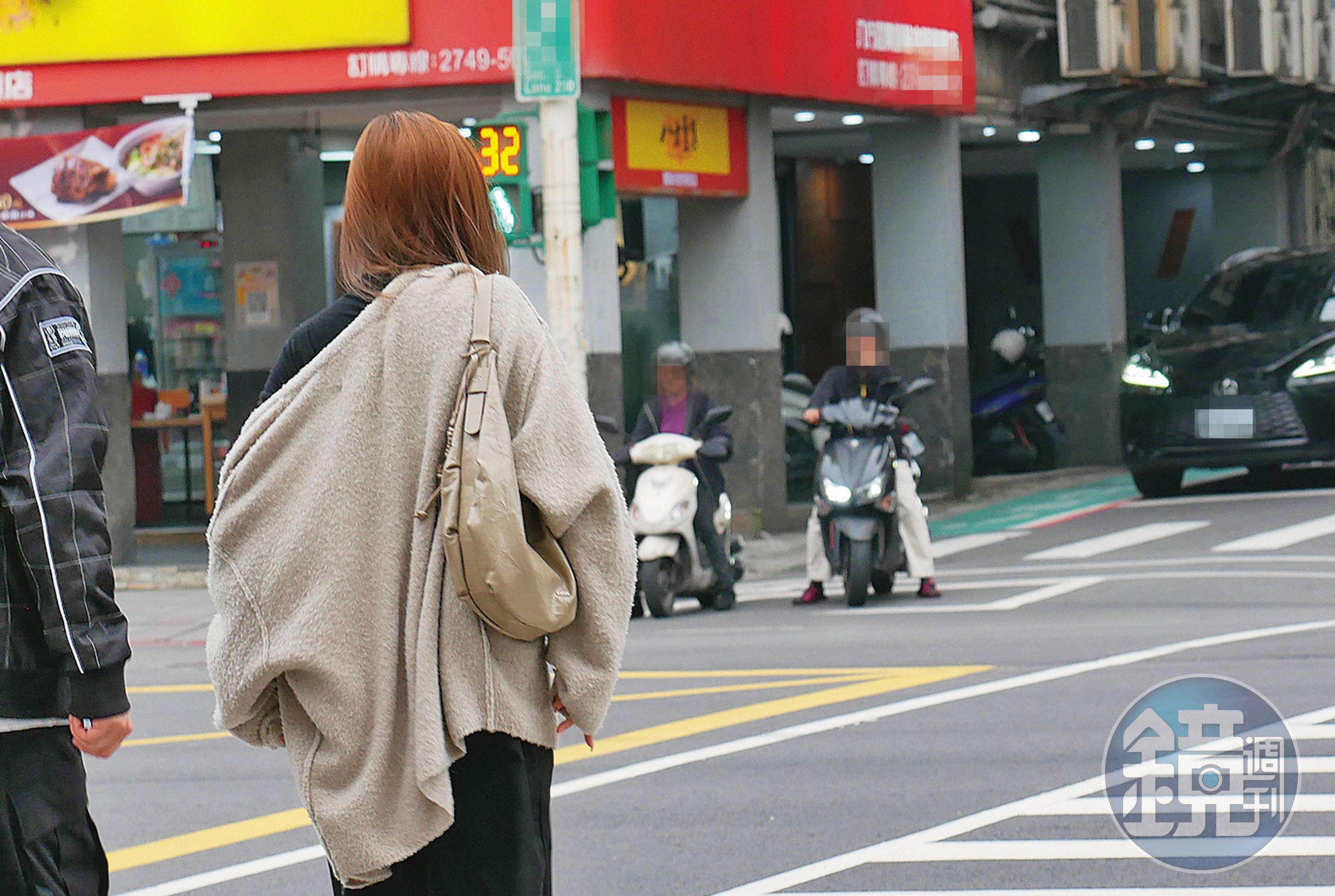 15時33分，羅念低調又小心，經過曾敬驊在用餐的店也不作停留。