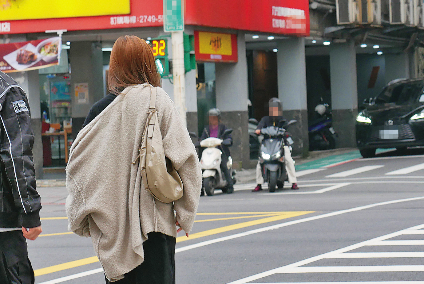 15時33分,羅念低調又小心,經過曾敬驊在用餐的店也不作停留。