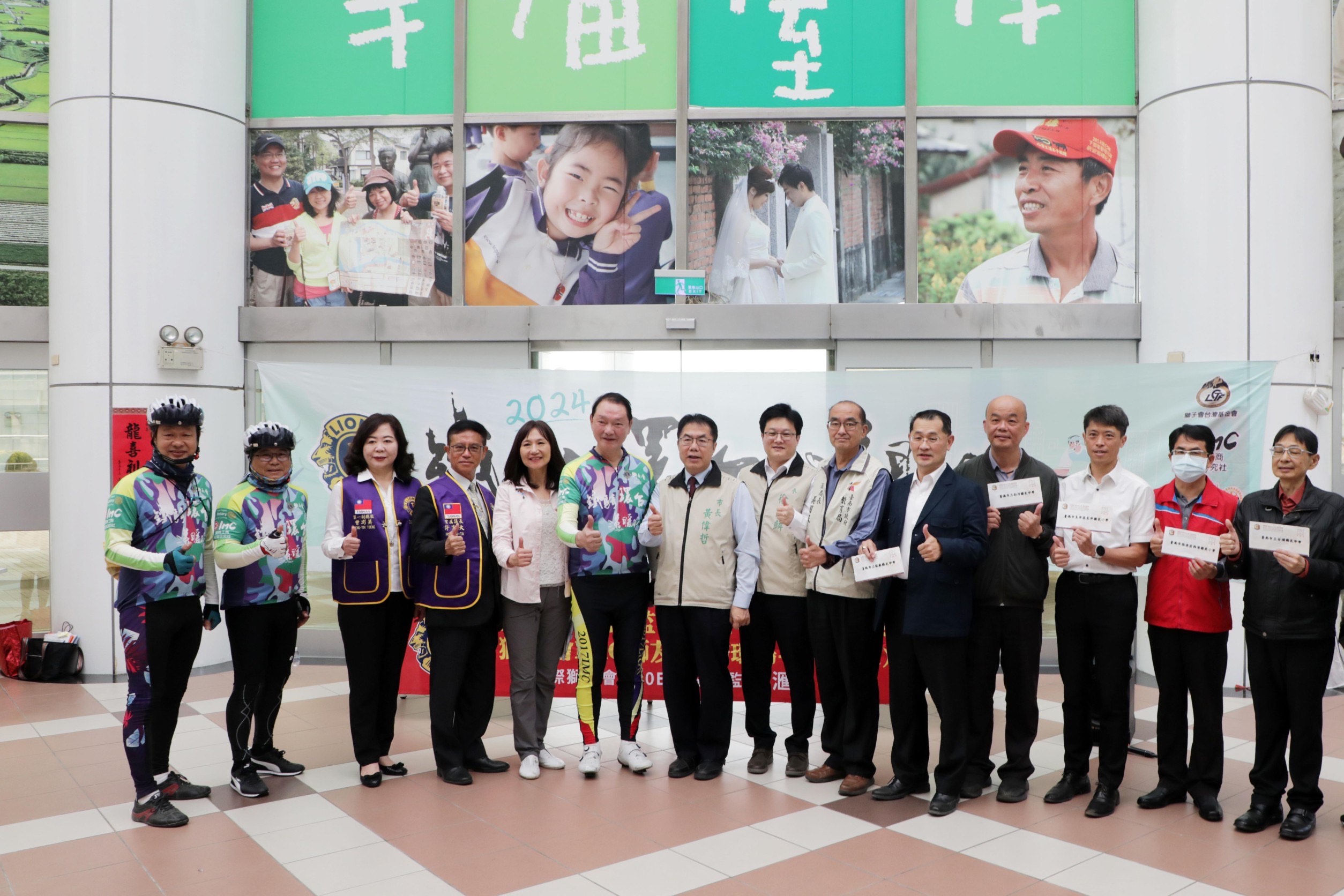 獅友透過騎車環台資助弱勢學生，台南市長黃偉哲親自迎接並頒發感謝狀。（翻攝畫面）