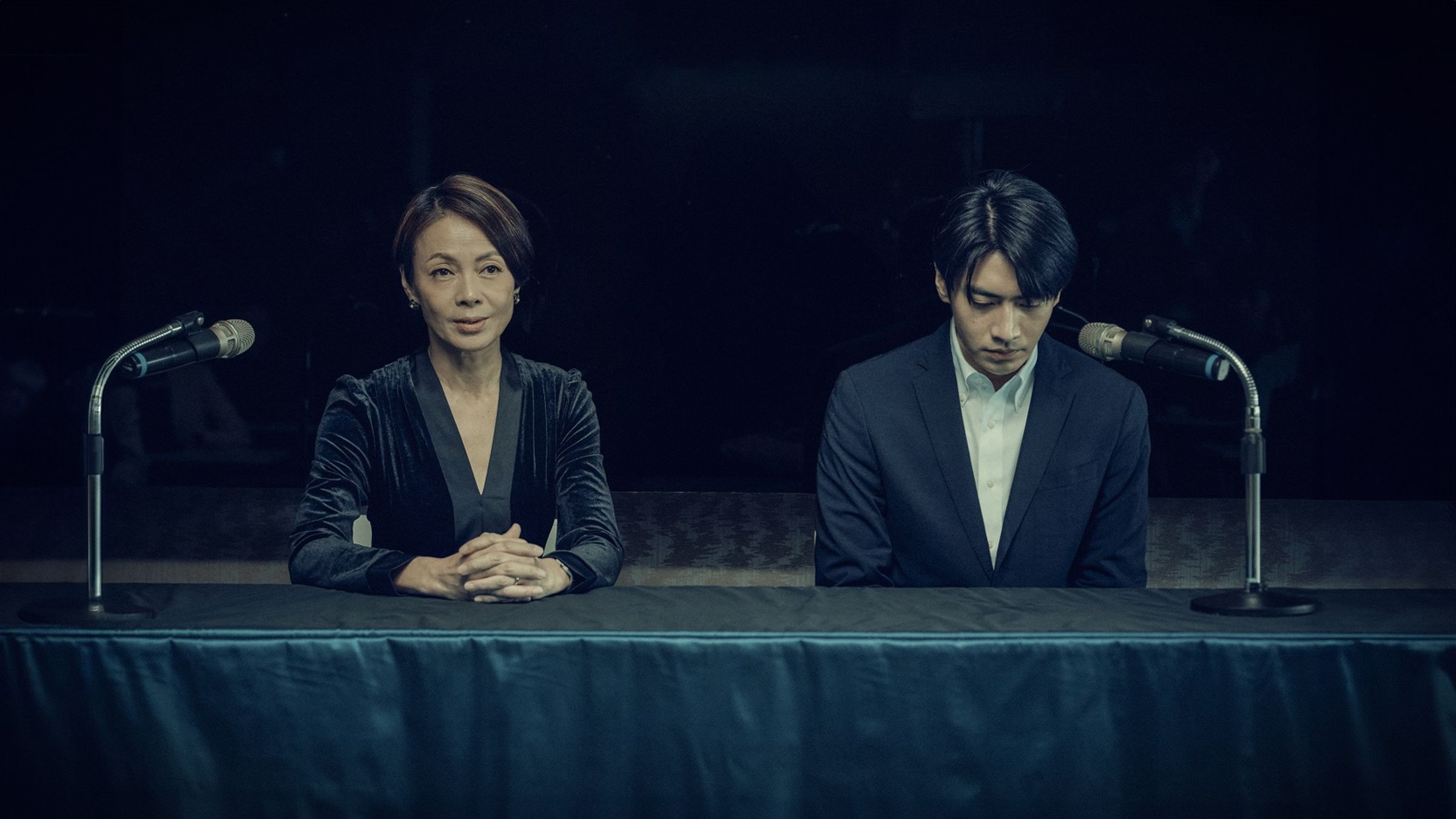 柯淑勤(左)飾演的經紀人帶著宋柏緯(右)飾演的偶像藝人出席道歉記者會。(鏡文學提供)