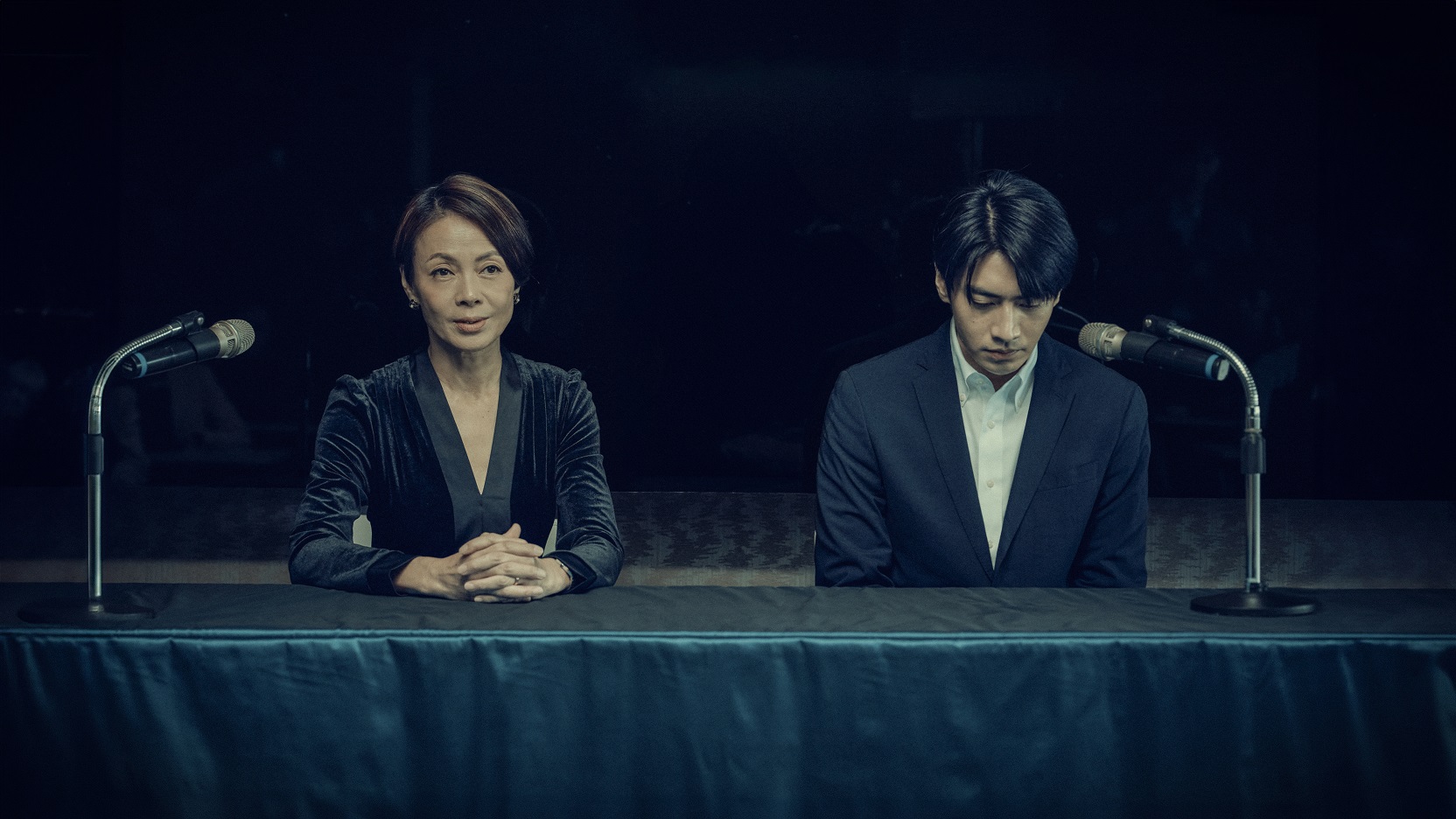 柯淑勤（左）飾演的經紀人帶著宋柏緯（右）飾演的偶像藝人出席道歉記者會。（鏡文學提供）