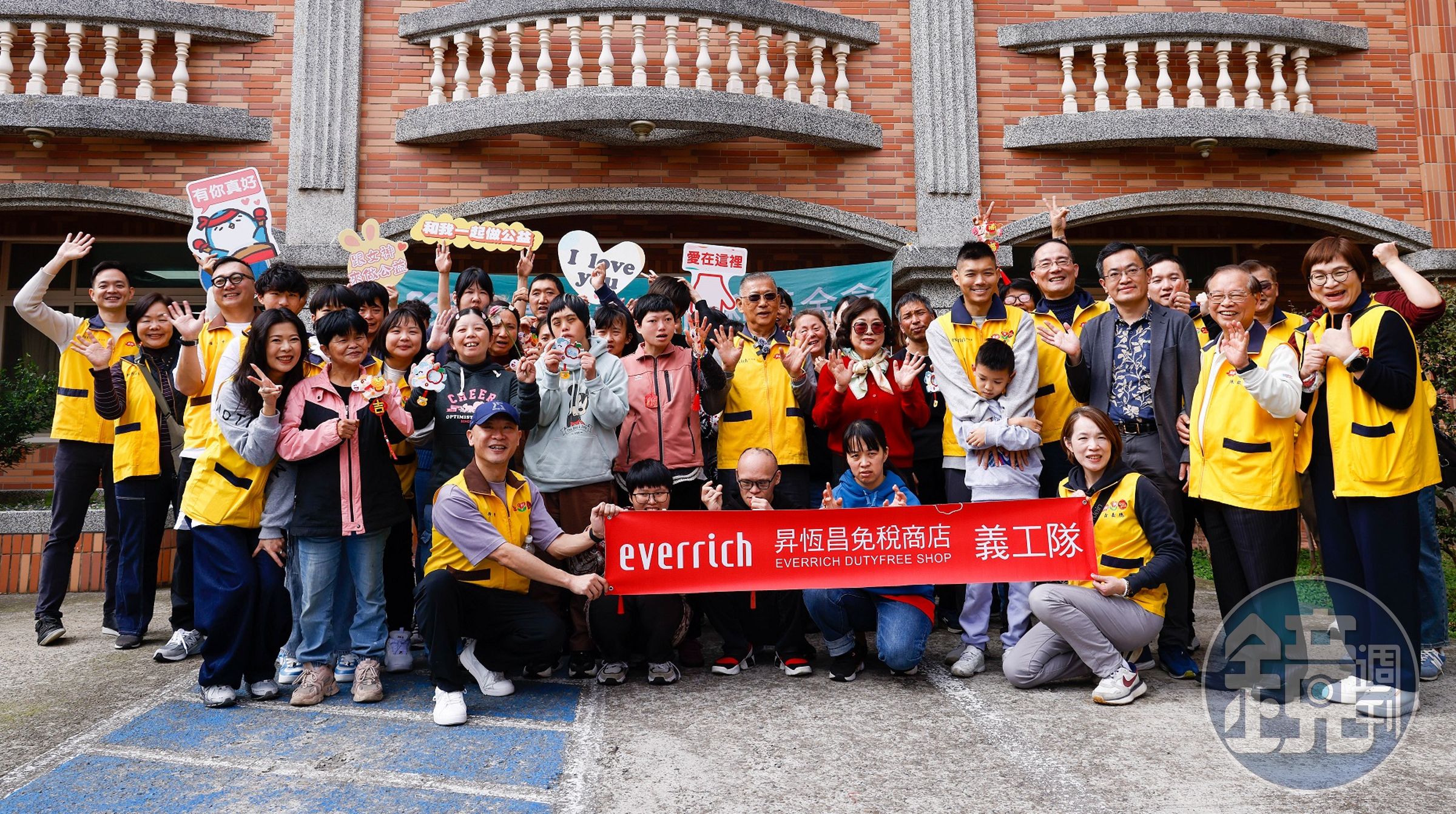 昇恆昌免稅商店深耕公益行動，今年歲末送暖，近百名志工到桃園多個地點關懷，陪伴成為不中斷的承諾。（攝影組）