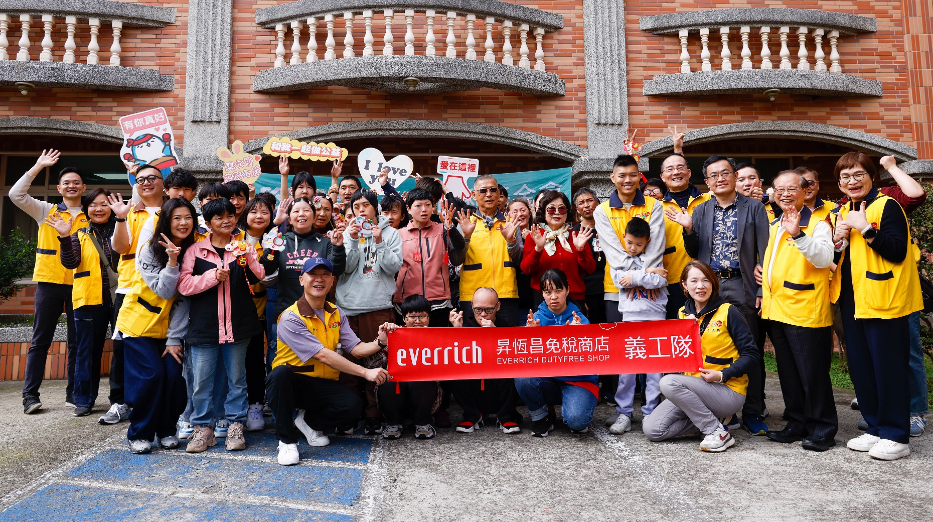 昇恆昌免稅商店深耕公益行動,今年歲末送暖,近百名志工到桃園多個地點關懷,陪伴成為不中斷的承諾。(攝影組)