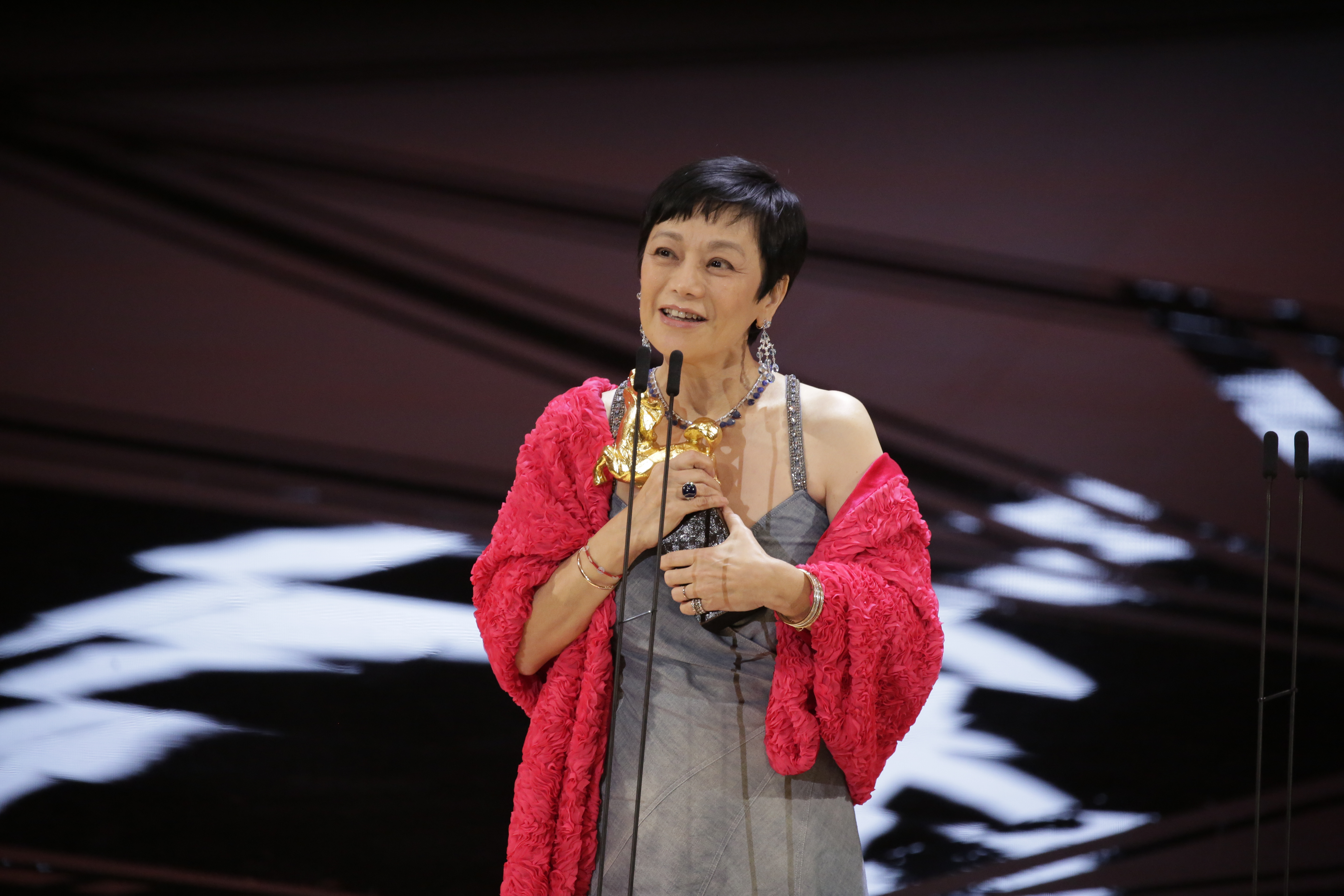 張艾嘉憑藉著《燈火闌珊》，奪下金馬59的最佳女主角獎。