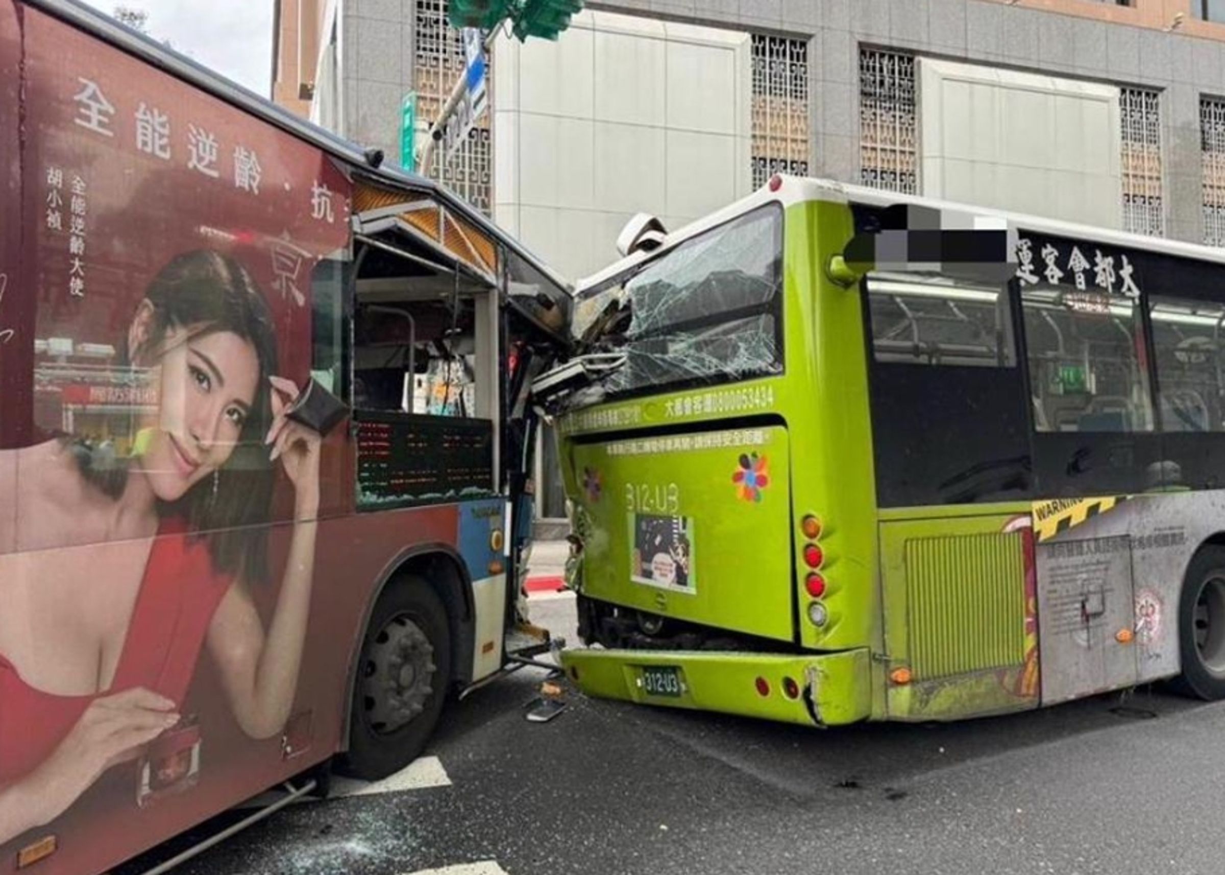 大有巴士撞上停等行人的大都會客運,造成1死15傷的意外,2車駕駛被依過失致死罪移送,北市府也針對2業者開罰了。(翻攝畫面)