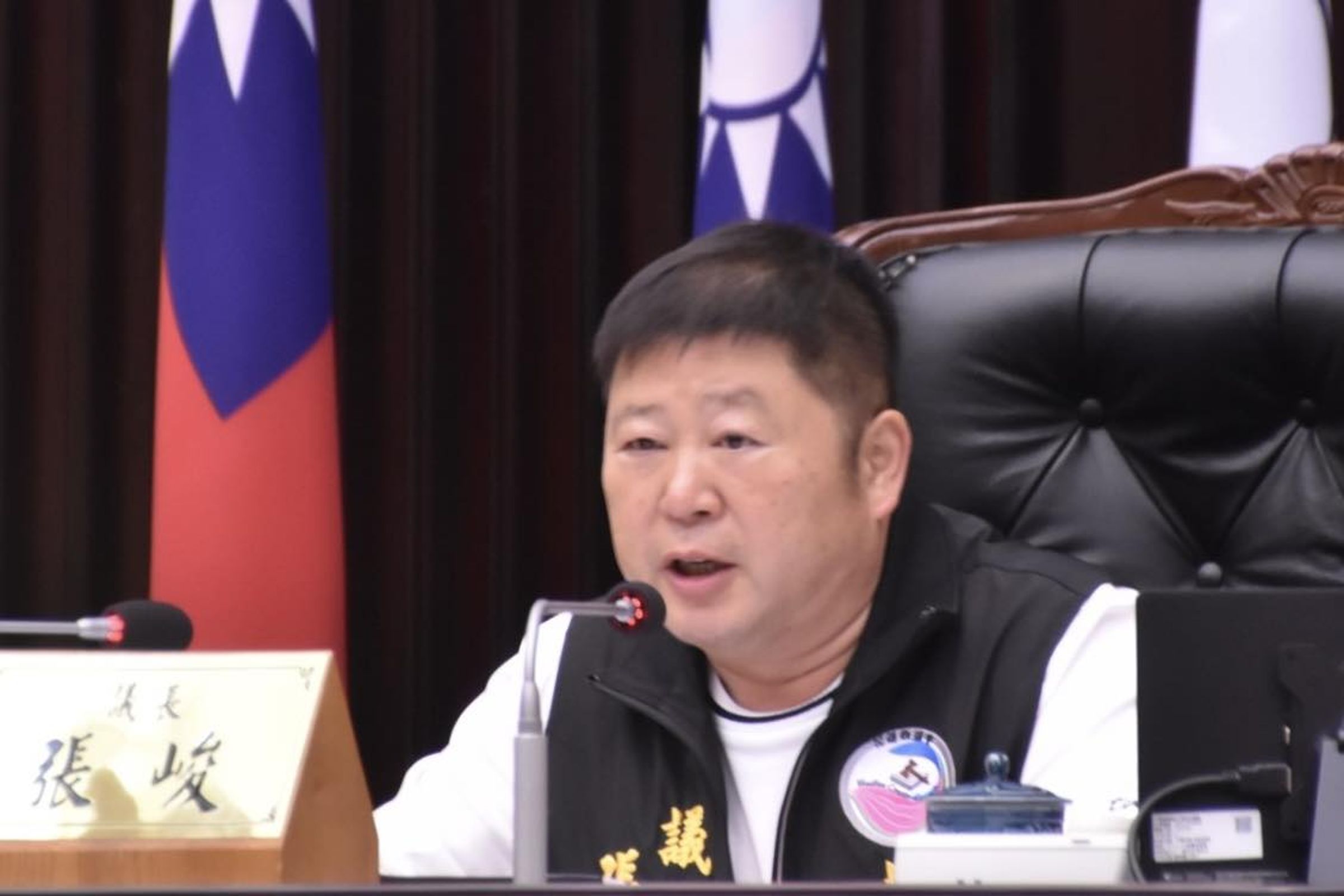 同為災民的張峻因為踹傅崐萁桌子,成為話題人物。(翻攝自臉書@張峻)