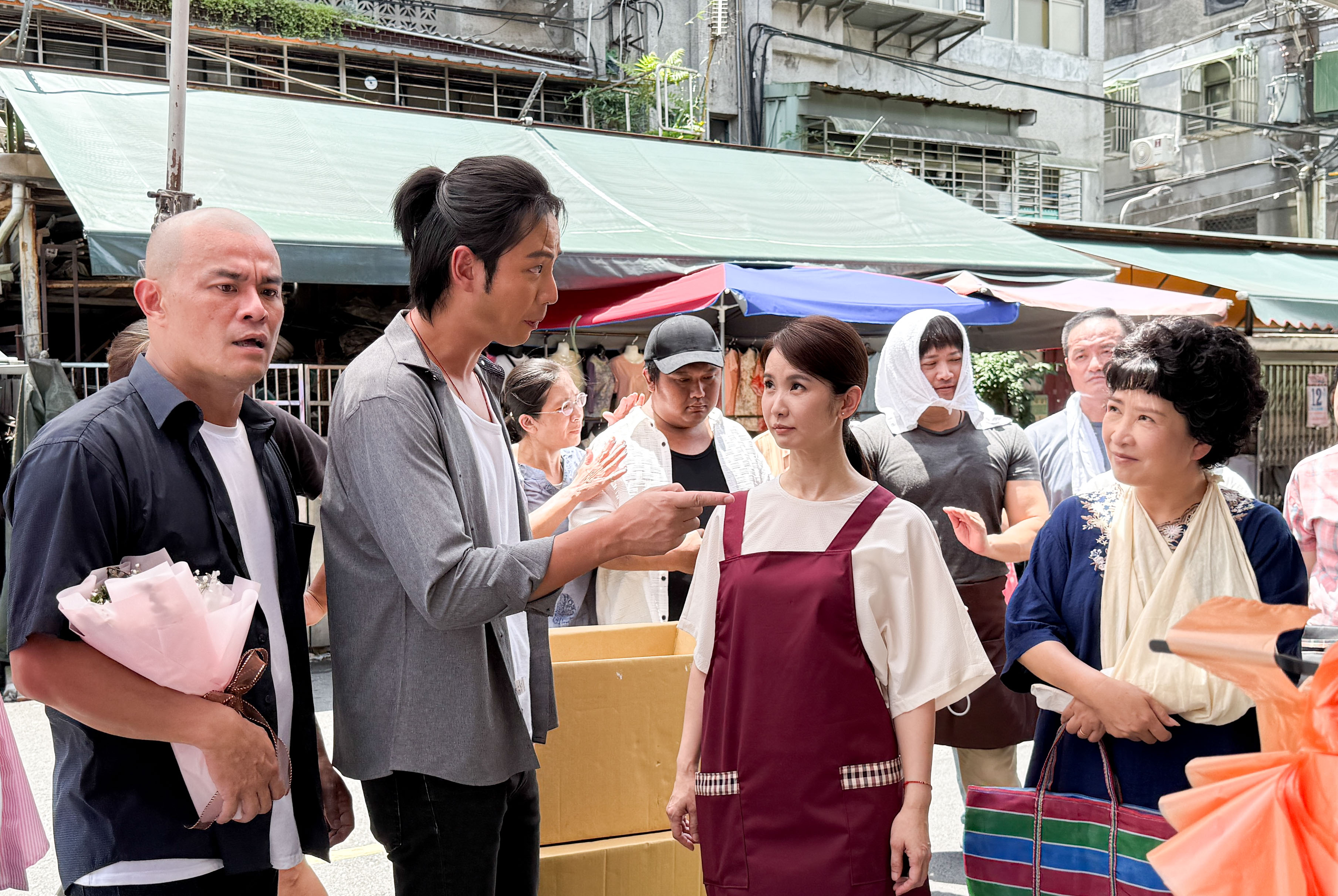 李睿紳突破「高富帥」的戲路，穿梭在菜市場與小吃店之間。（三立提供）