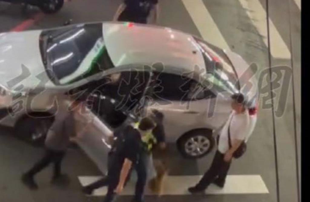 周女涉嫌弒母潛逃台中,晚間遭警方逮捕,當場情緒崩潰。(翻攝自記者爆料網)