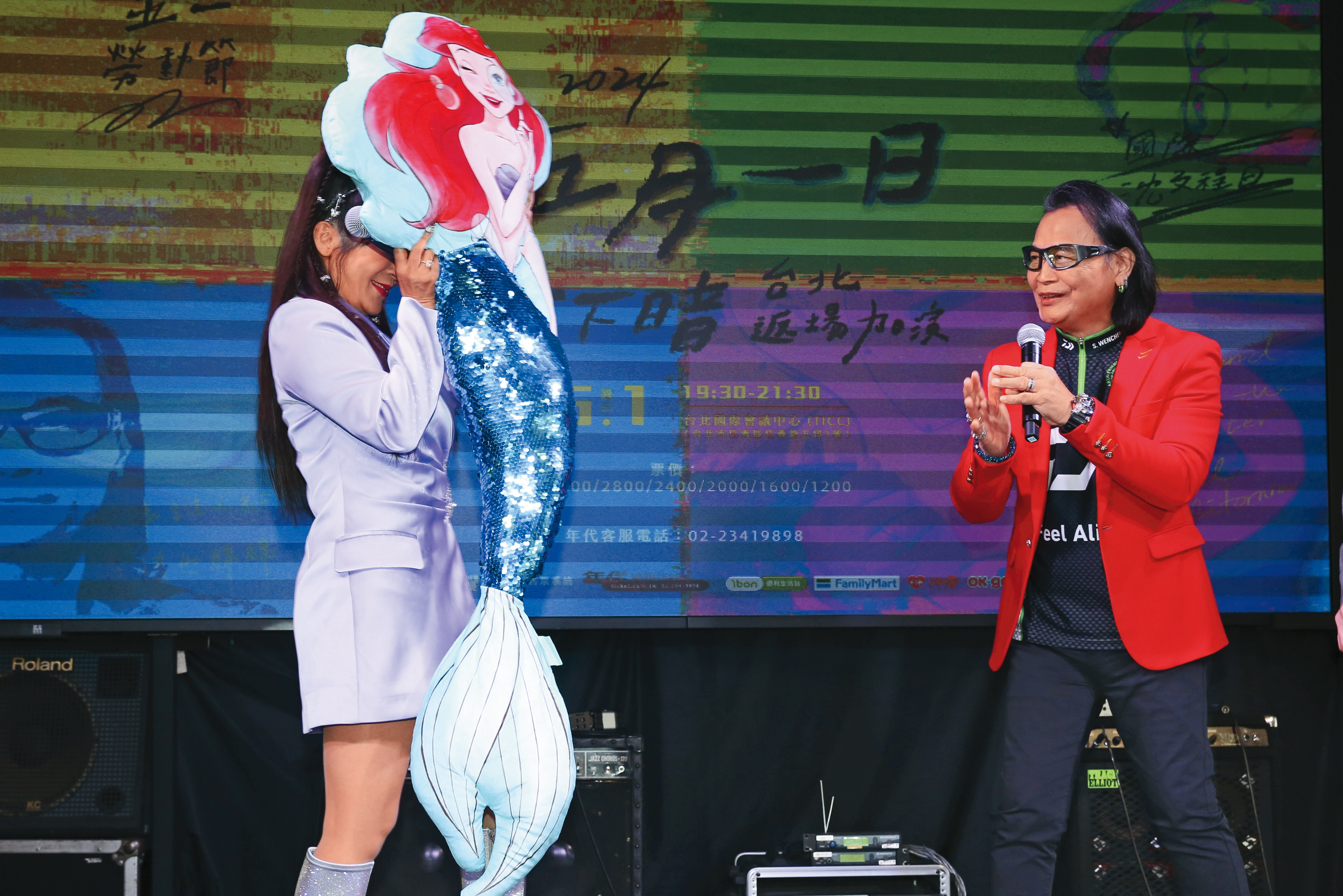 王彩樺（左）抱著美人魚娃娃現身力挺沈文程（右）。遮住臉是失望，露出臉是絕望…（←沒禮貌）