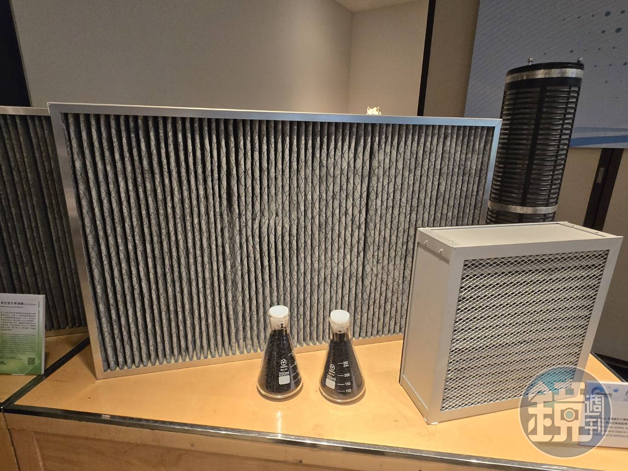 鈺祥領先業界推出具備循環經濟價值的「再生型化學濾網」，且已獲國際認證為全球首批碳中和化學濾網。透過獨家物理再生技術，其濾網可重複使用高達 10 次以上。