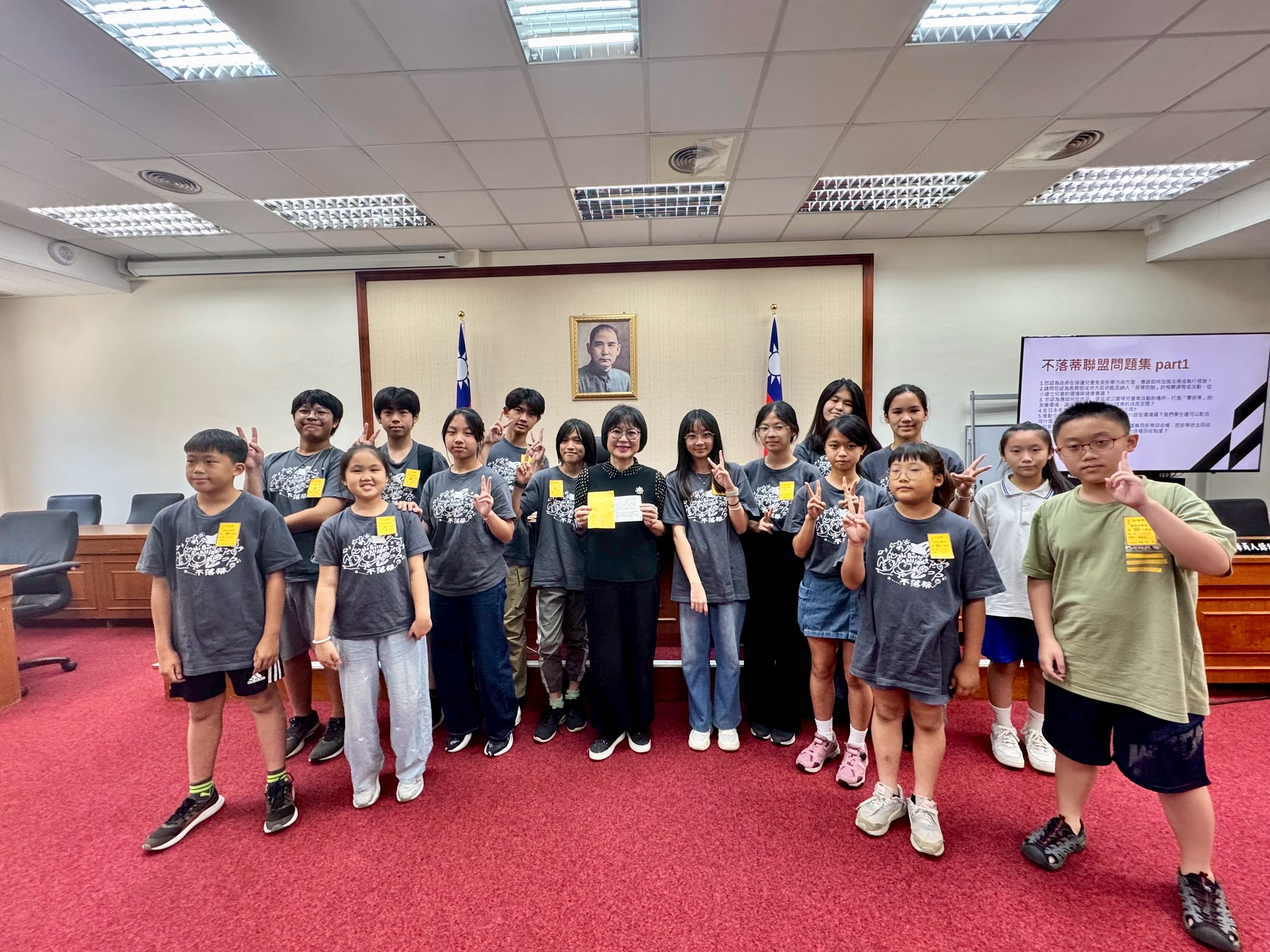 不落蒂聯盟走進公部門，直接向立委、環境部說明執法困難與政策盲點，希望透過兒少視角推動改變，讓台灣菸蒂防制政策更見成效。（不落蒂聯盟提供）