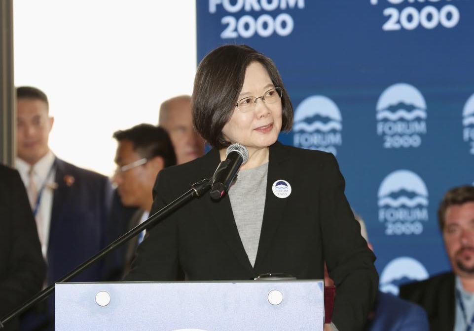 蔡英文近日出訪歐洲，昨天出席捷克「公元兩千論壇」致詞，也提到中共宣布「聯合利劍-2024B」軍演一事。（翻攝自蔡英文臉書）