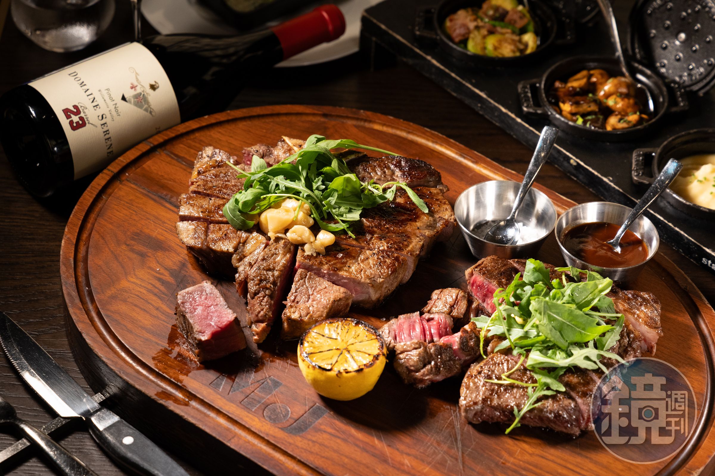 MJ牛排館四人套餐的重頭戲是重達340克的韓牛肋眼「HANWOO RIBEYE」（右）與980克「PORTER HOUSE STEAK」（左），2種牛排口感截然不同。（520,000韓元4人套餐菜色，約NT$11,243）