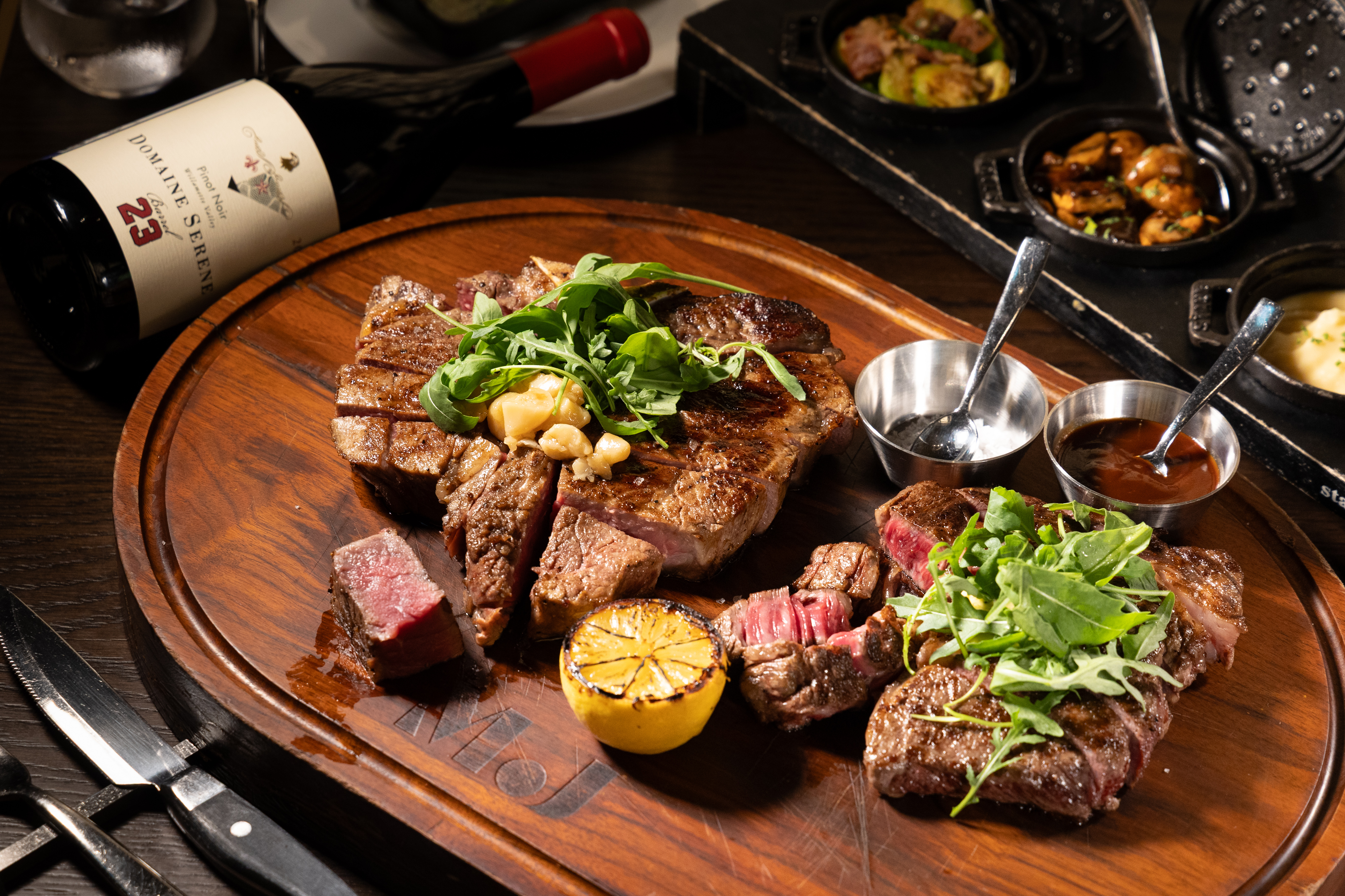 MJ牛排館四人套餐的重頭戲是重達340克的韓牛肋眼「HANWOO RIBEYE」（右）與980克「PORTER HOUSE STEAK」（左），2種牛排口感截然不同。（520,000韓元4人套餐菜色，約NT$11,243）
