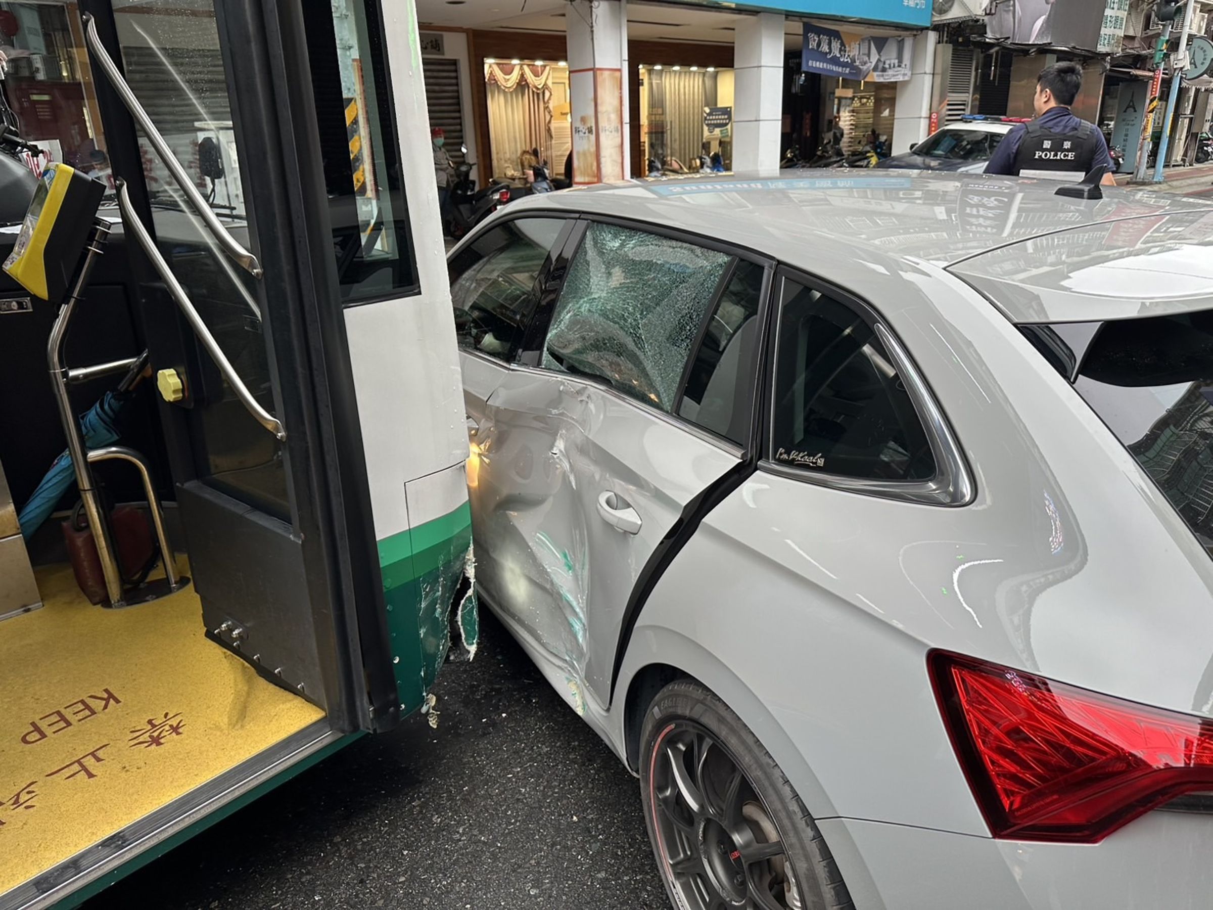 程姓女駕駛在新莊幸福路突迴轉，後方同向公車閃避不及撞上，造成自小客左側鉅金凹陷，車窗碎裂。（翻攝畫面）