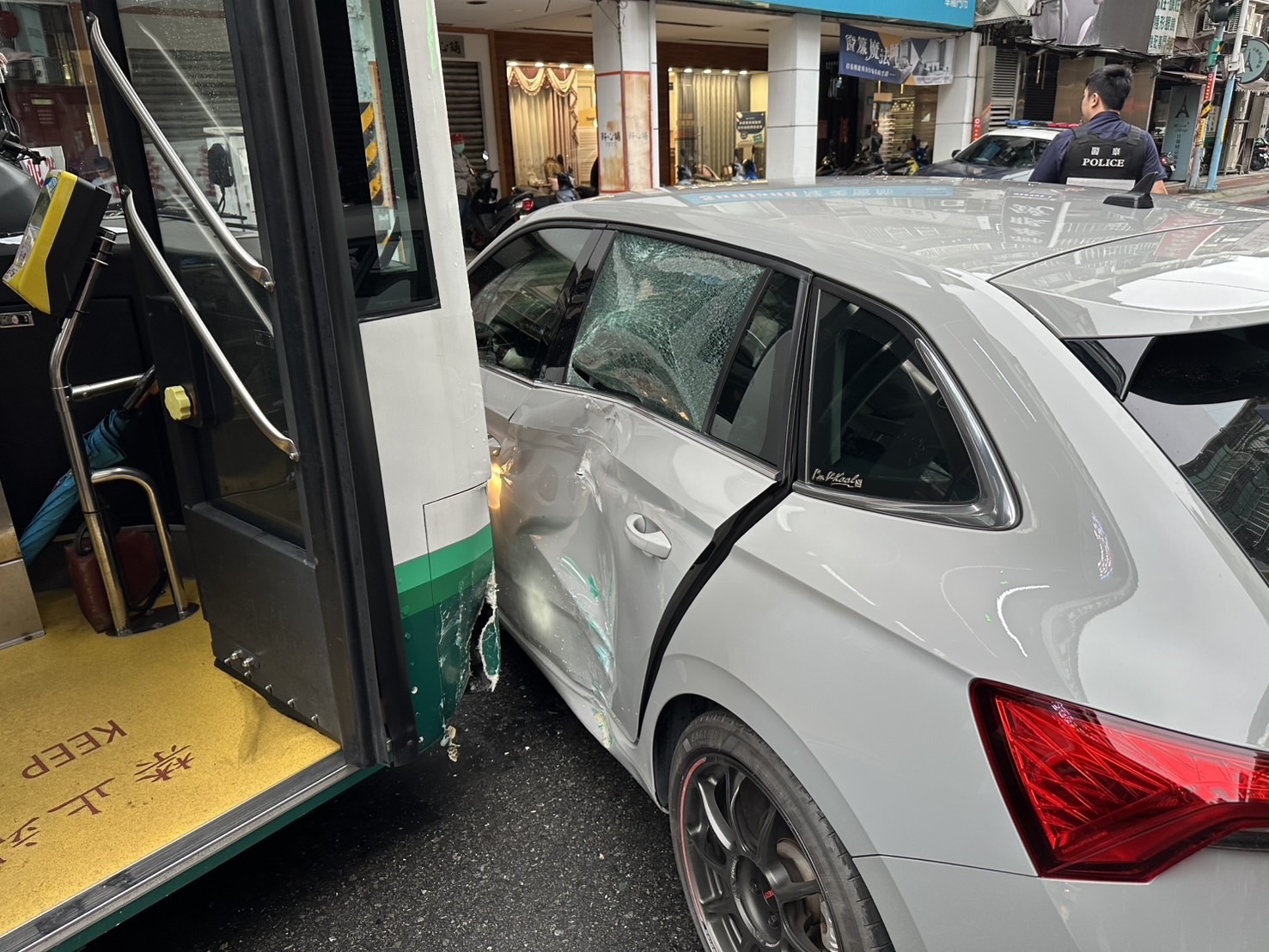 程姓女駕駛在新莊幸福路突迴轉，後方同向公車閃避不及撞上，造成自小客左側鉅金凹陷，車窗碎裂。（翻攝畫面）