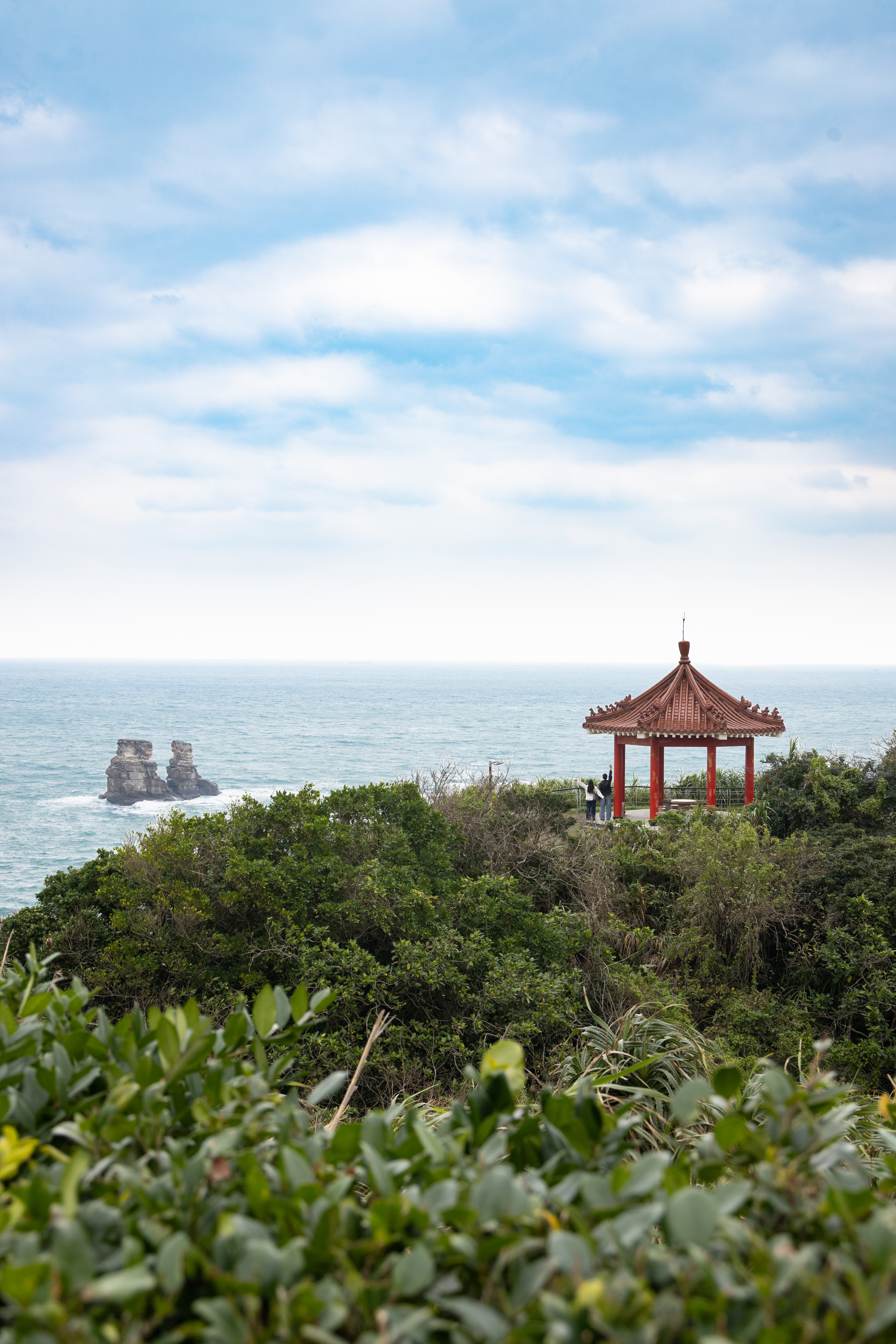站在獅頭山海濱公園的中正亭,可以眺望金山八景之一的「燭臺雙嶼」。