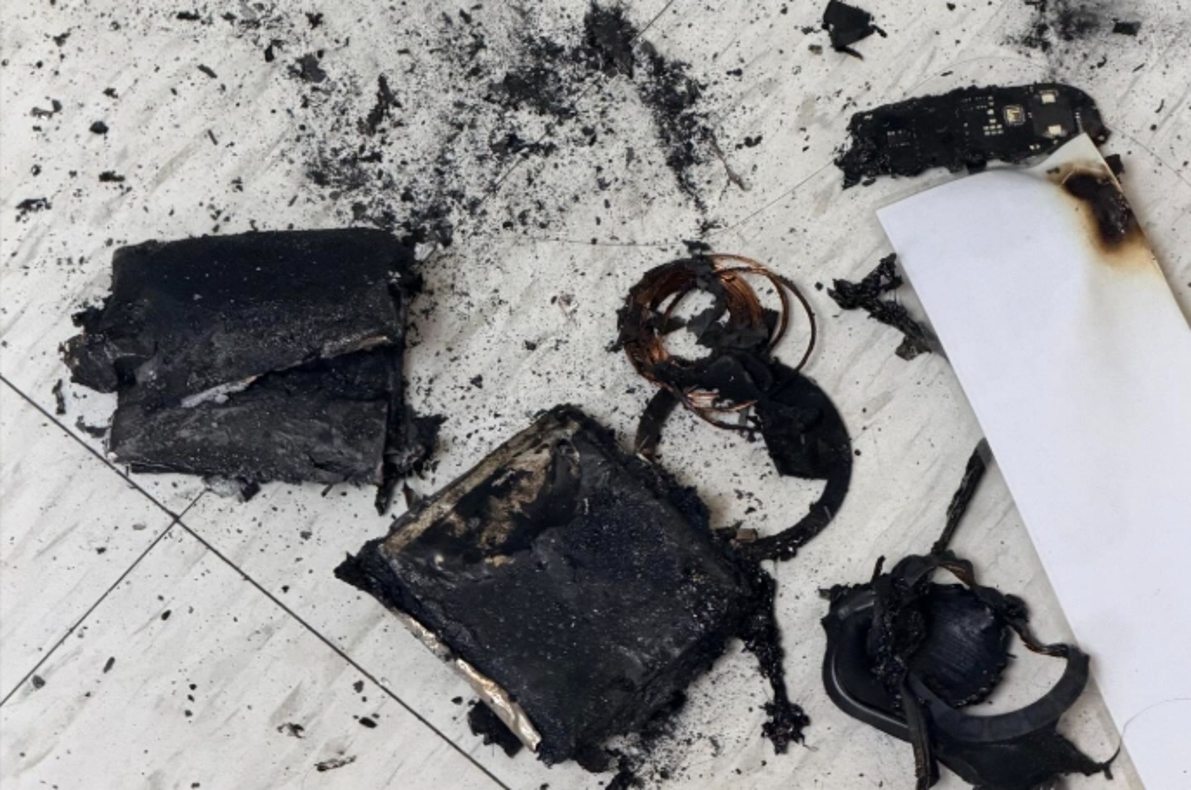 一名護理師放置在醫院更衣室鐵櫃內的行動電源在未插電狀態下發生自燃,導致包包內物品付之一炬。(翻攝自Threads/pay_pay_re)