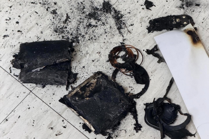 一名護理師放置在醫院更衣室鐵櫃內的行動電源在未插電狀態下發生自燃，導致包包內物品付之一炬。（翻攝自Threads/pay_pay_re）