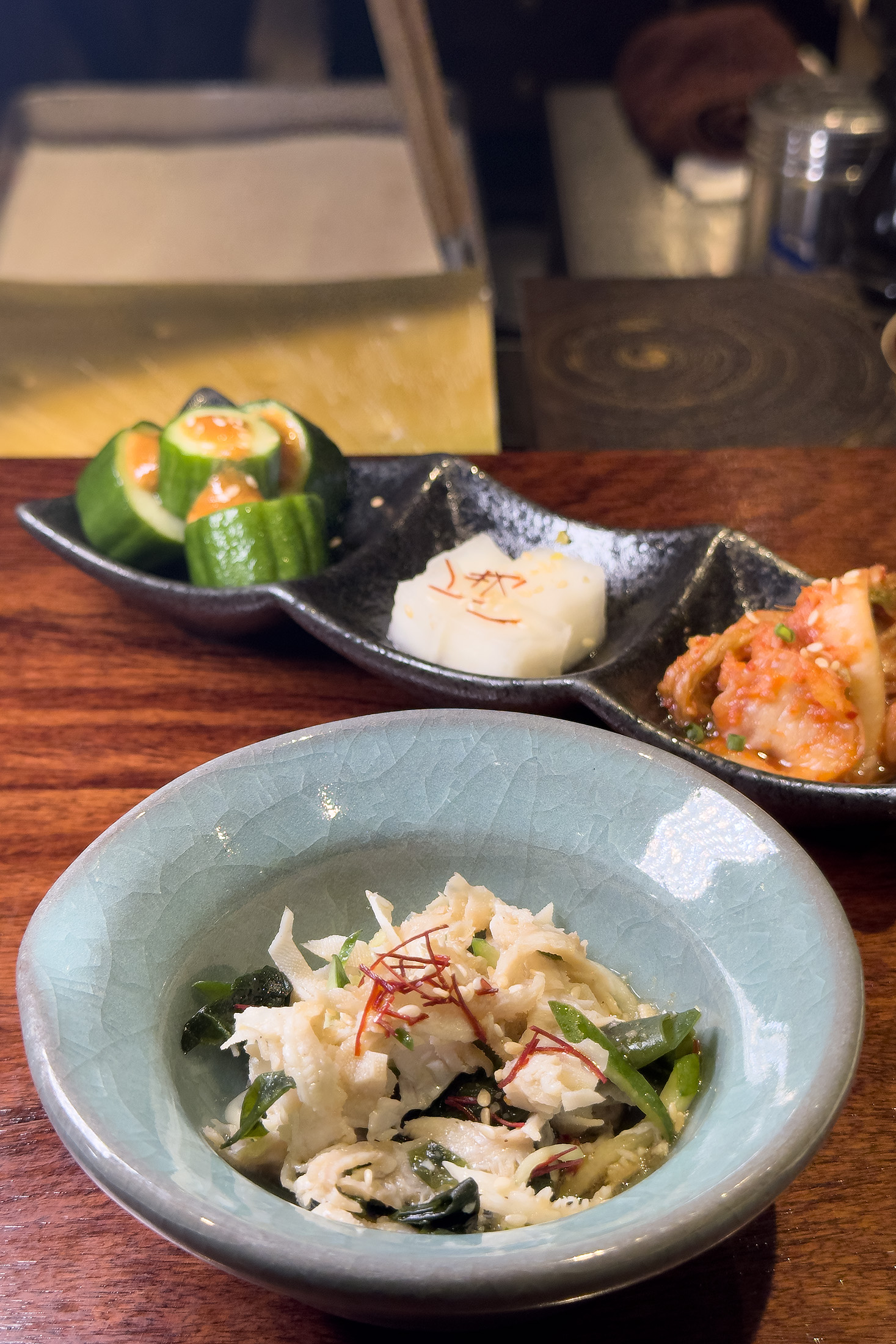 在上第一道菜餚前，餐廳會先提供時蔬沙拉與開胃小菜，不用一口氣吃完，建議搭配陸續上桌的肉品一起享用。