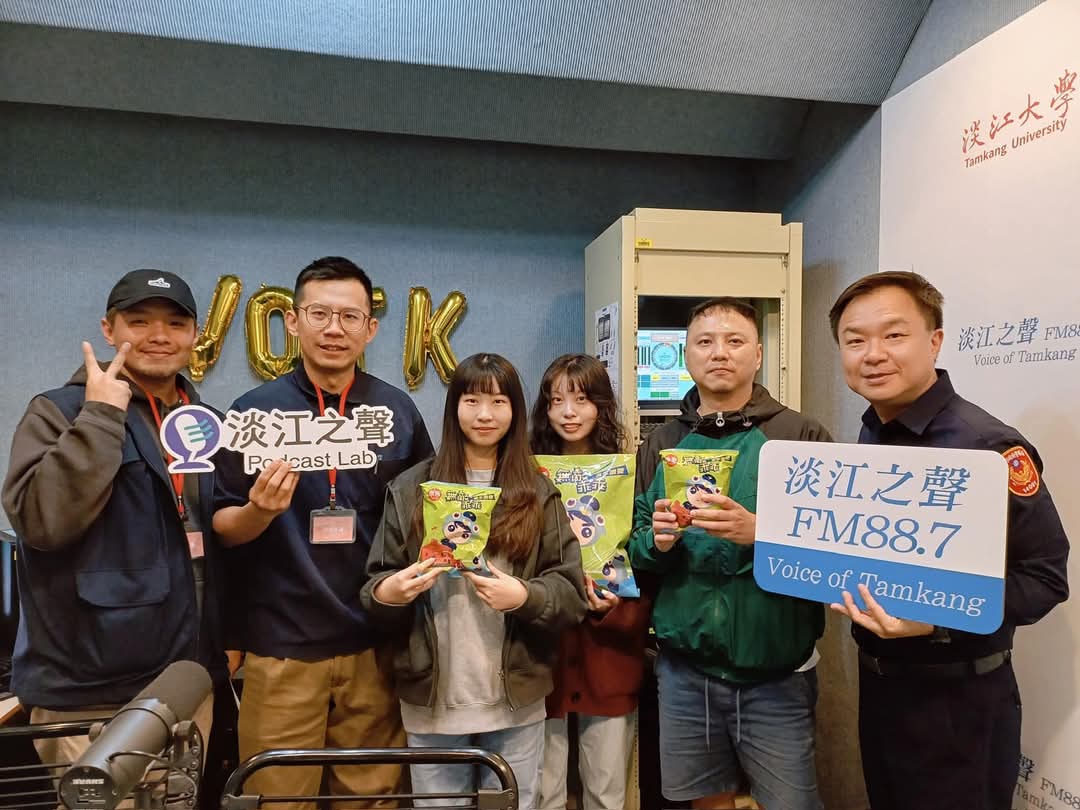 淡水警方攜手「淡江之聲」電台，進行空中散播反詐識詐。（警方提供）